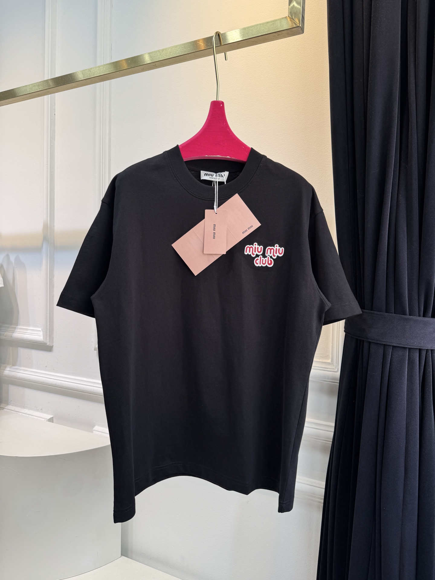 Miu club主题的刺绣贴布短袖T恤，高品质版型为宽松的Oversize风格，圆领基础款型，适配多种穿