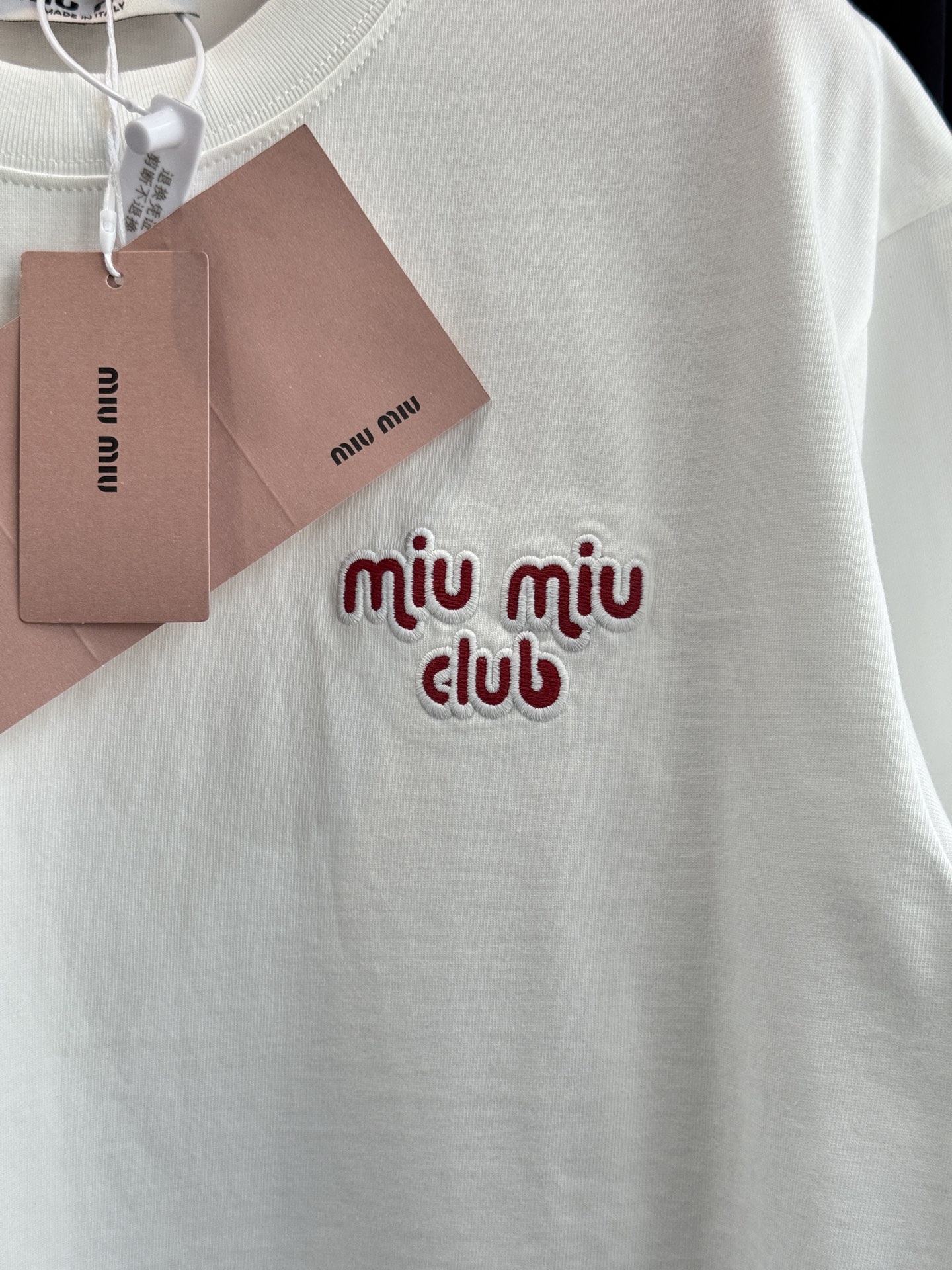 Miu club主题的刺绣贴布短袖T恤，高品质版型为宽松的Oversize风格，圆领基础款型，适配多种穿