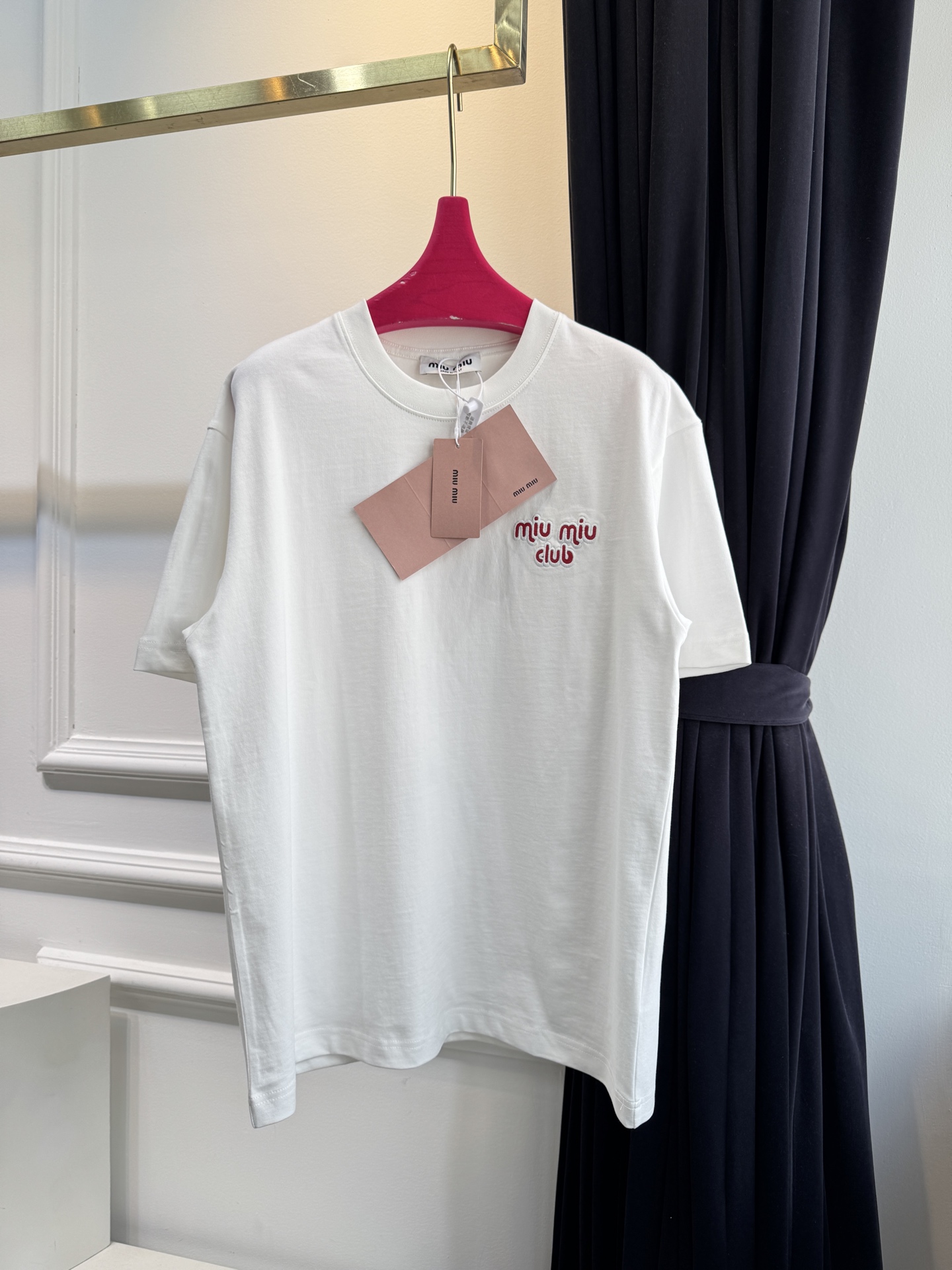 Miu club主题的刺绣贴布短袖T恤，高品质版型为宽松的Oversize风格，圆领基础款型，适配多种穿