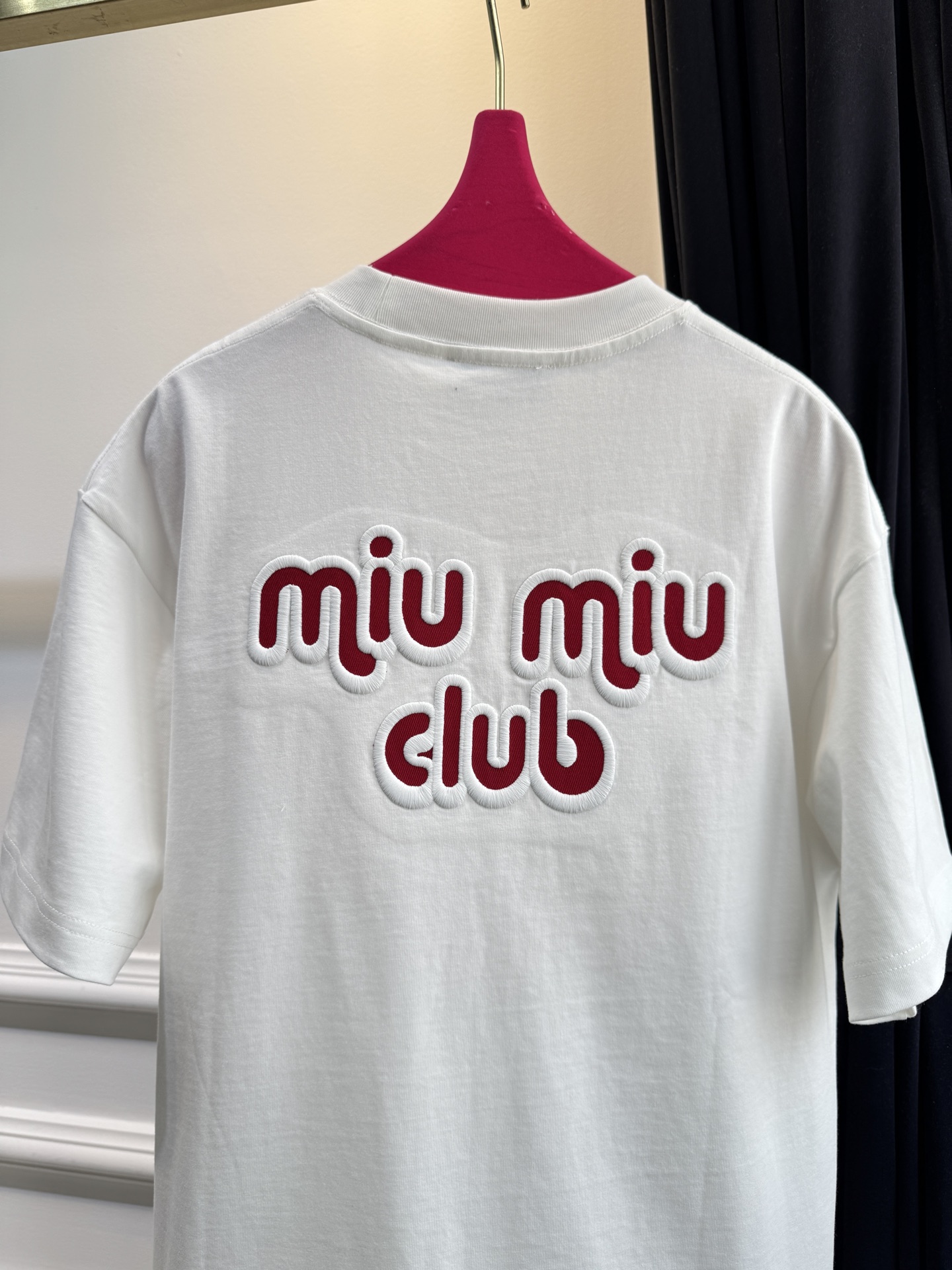 Miu club主题的刺绣贴布短袖T恤，高品质版型为宽松的Oversize风格，圆领基础款型，适配多种穿