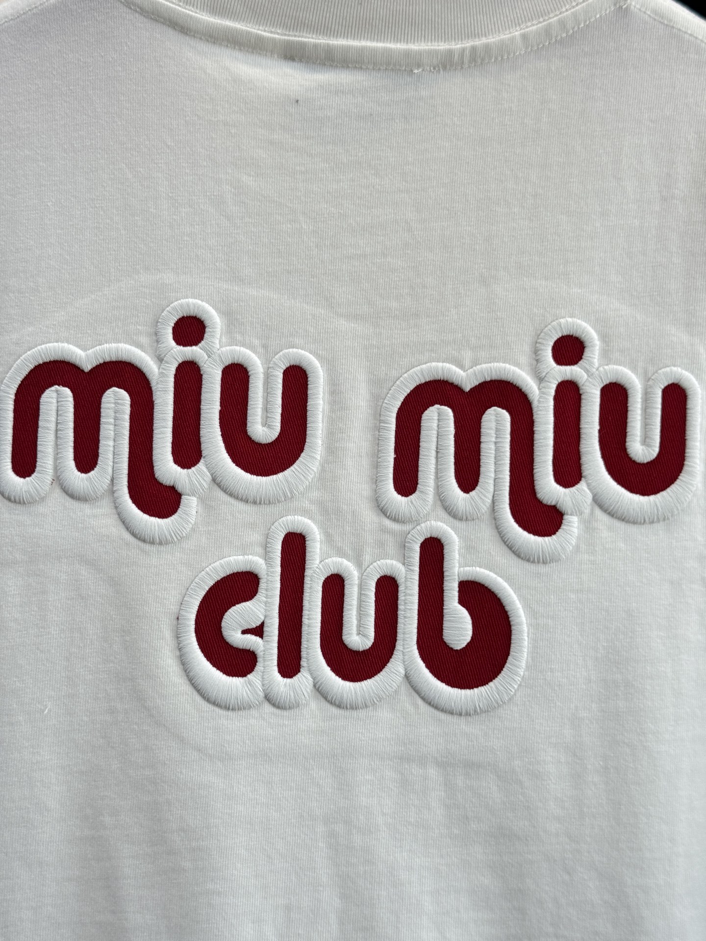 Miu club主题的刺绣贴布短袖T恤，高品质版型为宽松的Oversize风格，圆领基础款型，适配多种穿