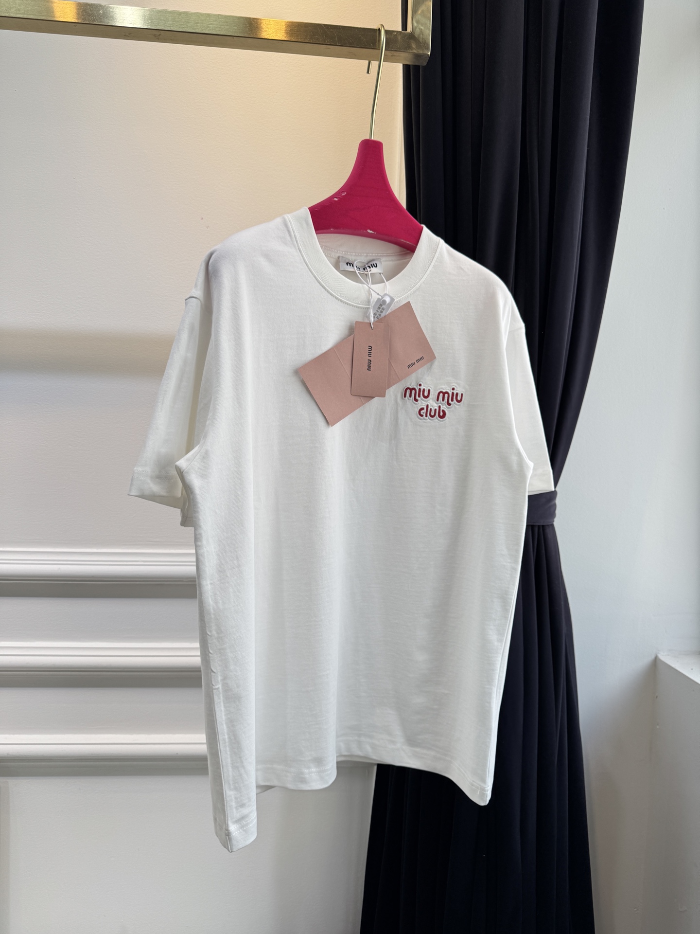 Miu club主题的刺绣贴布短袖T恤，高品质版型为宽松的Oversize风格，圆领基础款型，适配多种穿