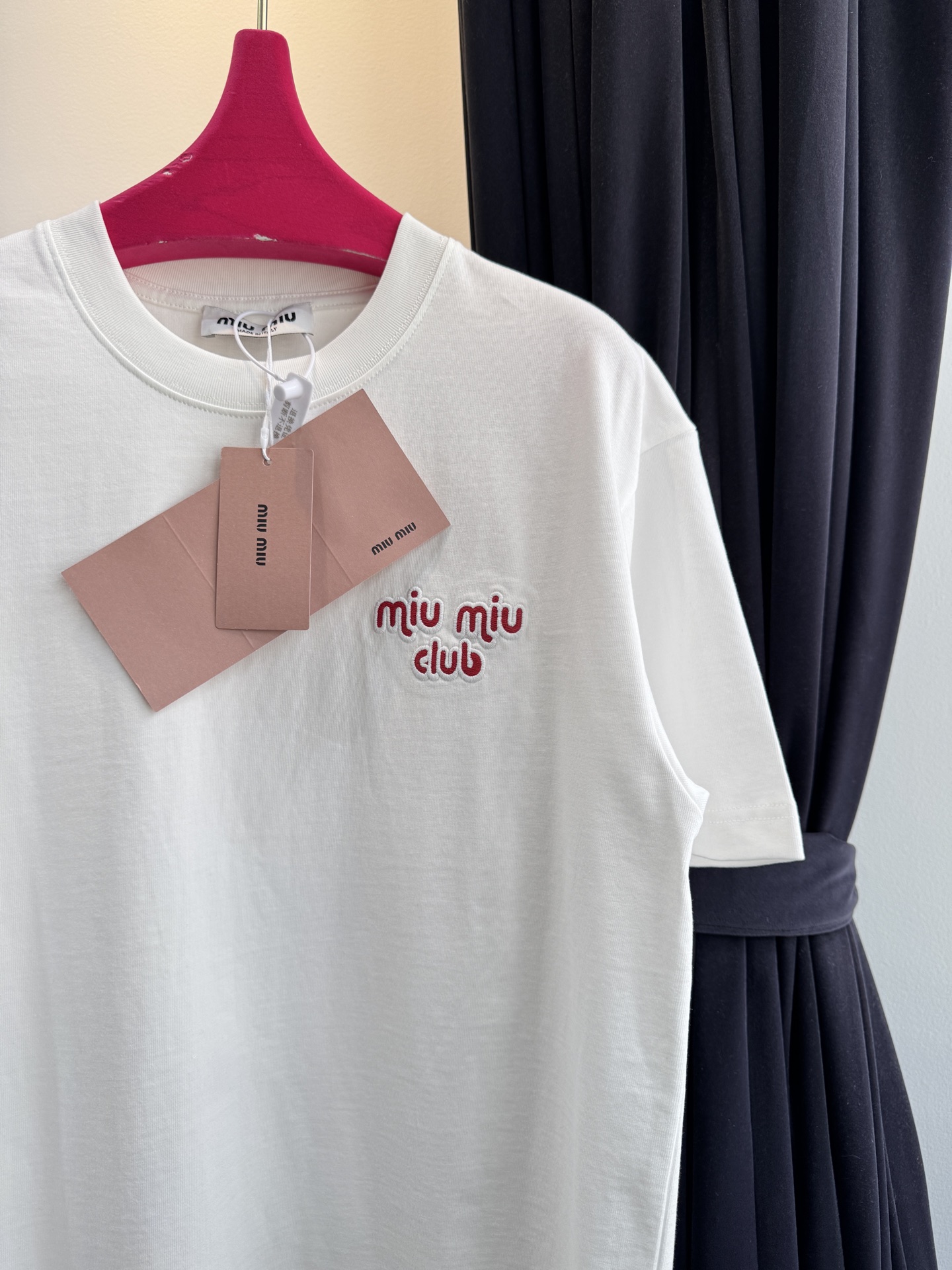 Miu club主题的刺绣贴布短袖T恤，高品质版型为宽松的Oversize风格，圆领基础款型，适配多种穿