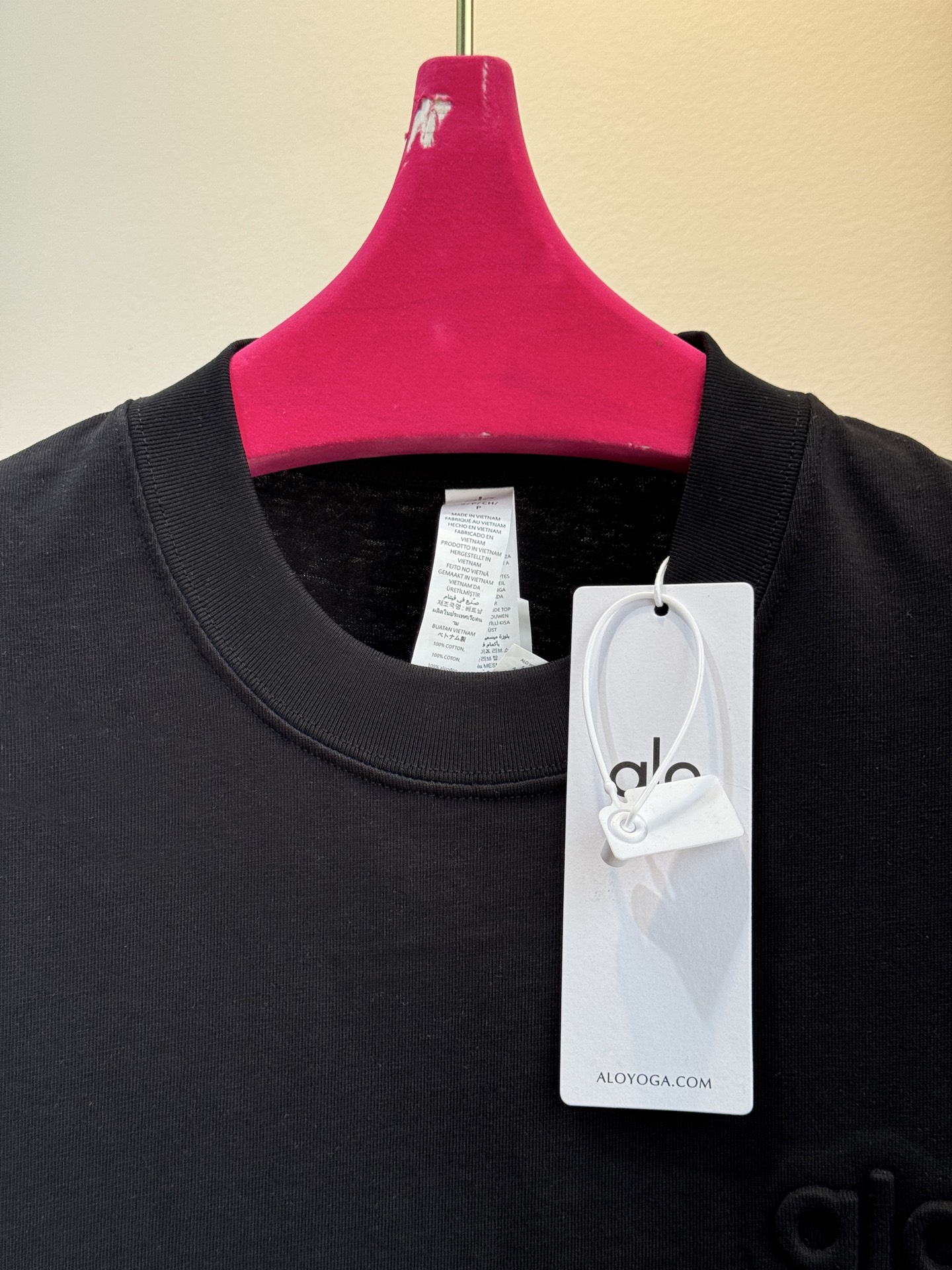 Alo 后背印logo 短袖T恤版型为Oversize宽松款，圆领基础型，适配日常休闲与轻运动场景。正面