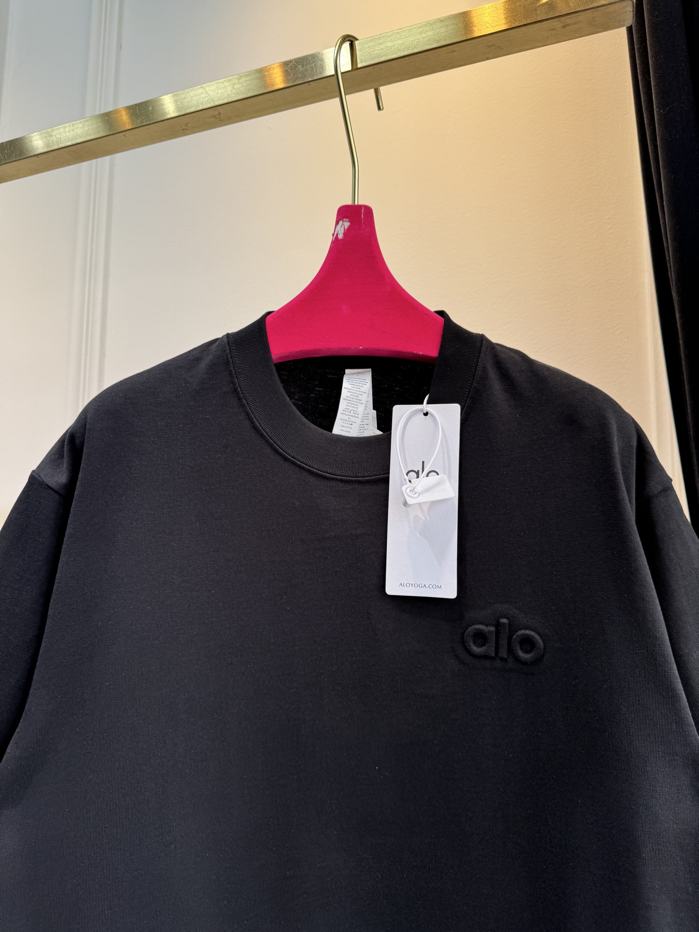 Alo 后背印logo 短袖T恤版型为Oversize宽松款，圆领基础型，适配日常休闲与轻运动场景。正面