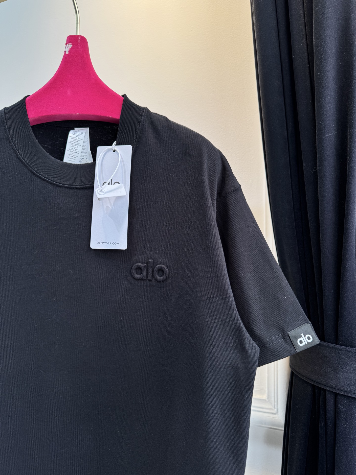 Alo 后背印logo 短袖T恤版型为Oversize宽松款，圆领基础型，适配日常休闲与轻运动场景。正面