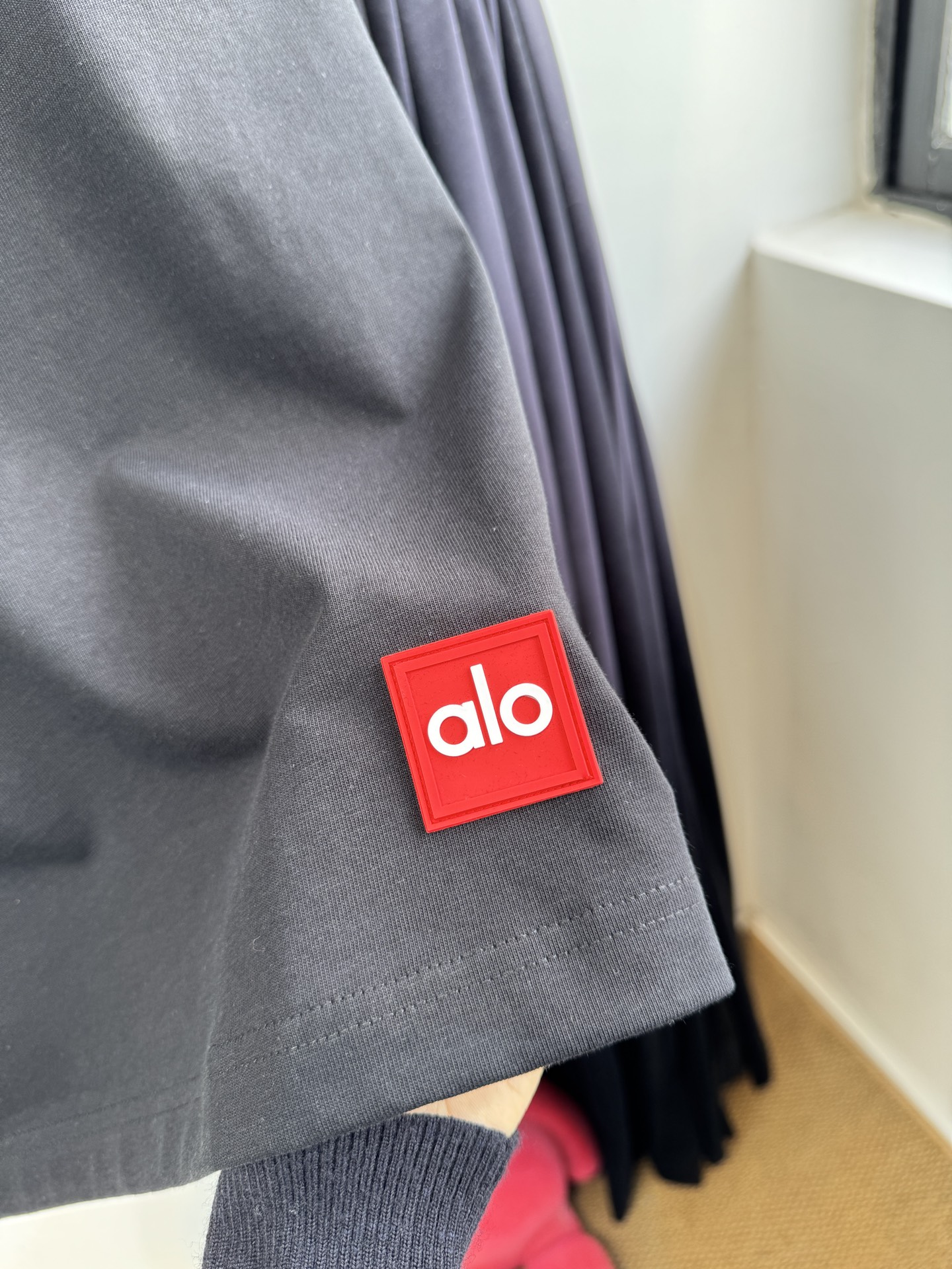 Alo 后背印logo 短袖T恤版型为Oversize宽松款，圆领基础型，适配日常休闲与轻运动场景。正面