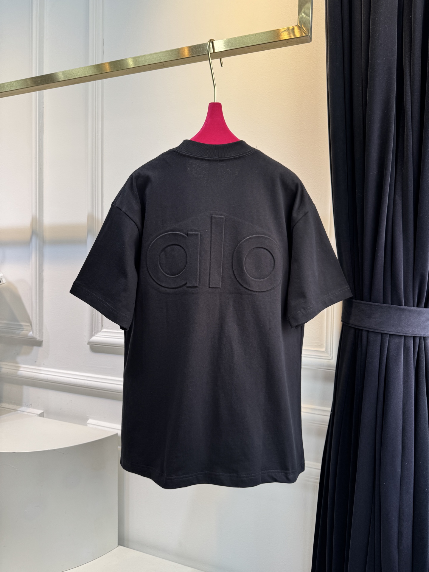Alo 后背印logo 短袖T恤版型为Oversize宽松款，圆领基础型，适配日常休闲与轻运动场景。正面