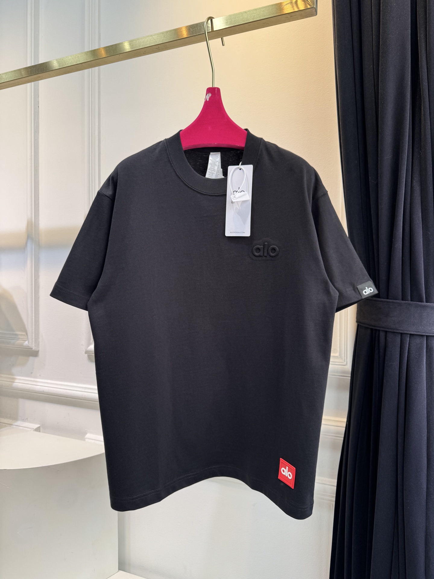 Alo 后背印logo 短袖T恤版型为Oversize宽松款，圆领基础型，适配日常休闲与轻运动场景。正面