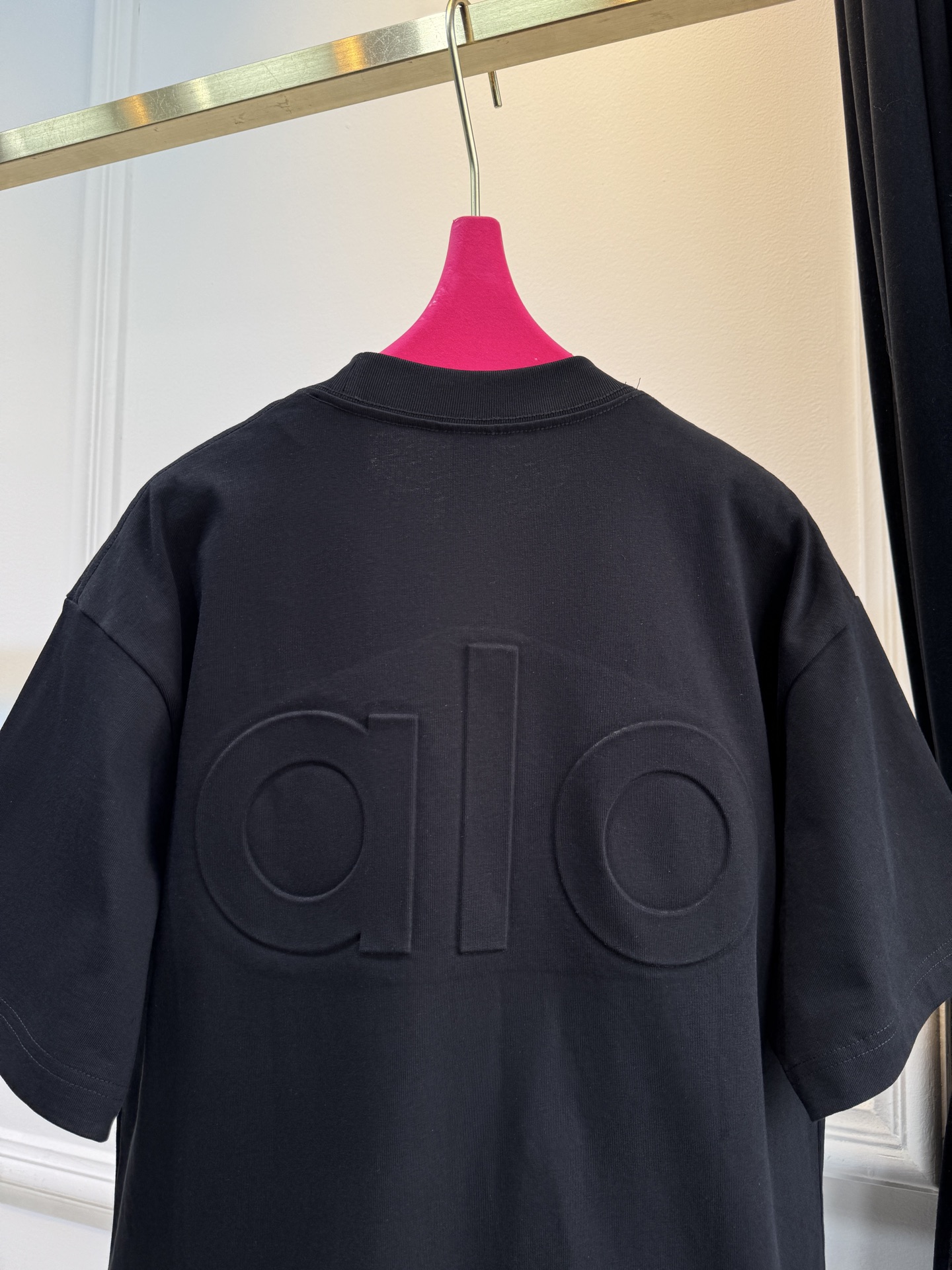 Alo 后背印logo 短袖T恤版型为Oversize宽松款，圆领基础型，适配日常休闲与轻运动场景。正面