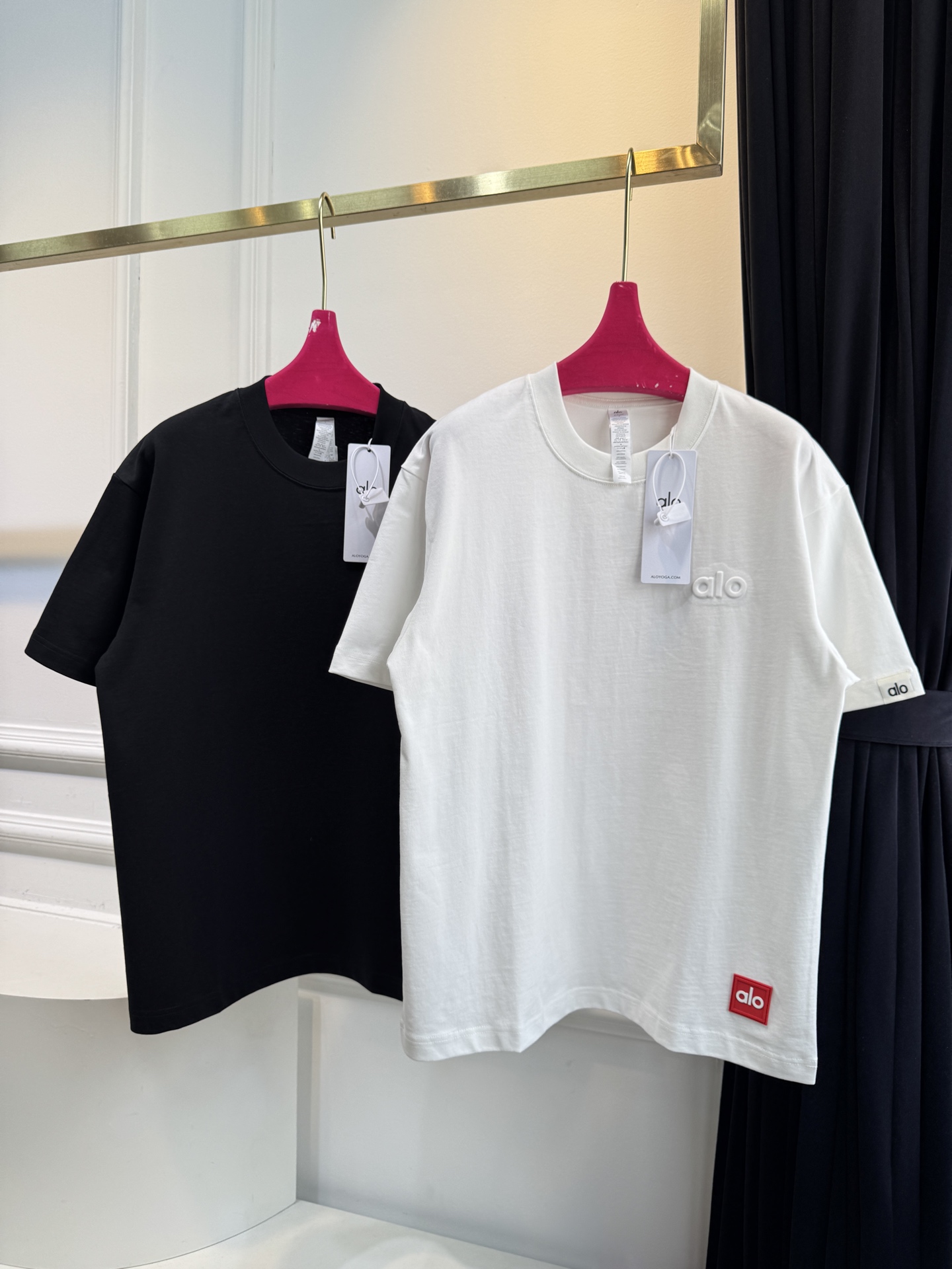 Alo 后背印logo 短袖T恤版型为Oversize宽松款，圆领基础型，适配日常休闲与轻运动场景。正面