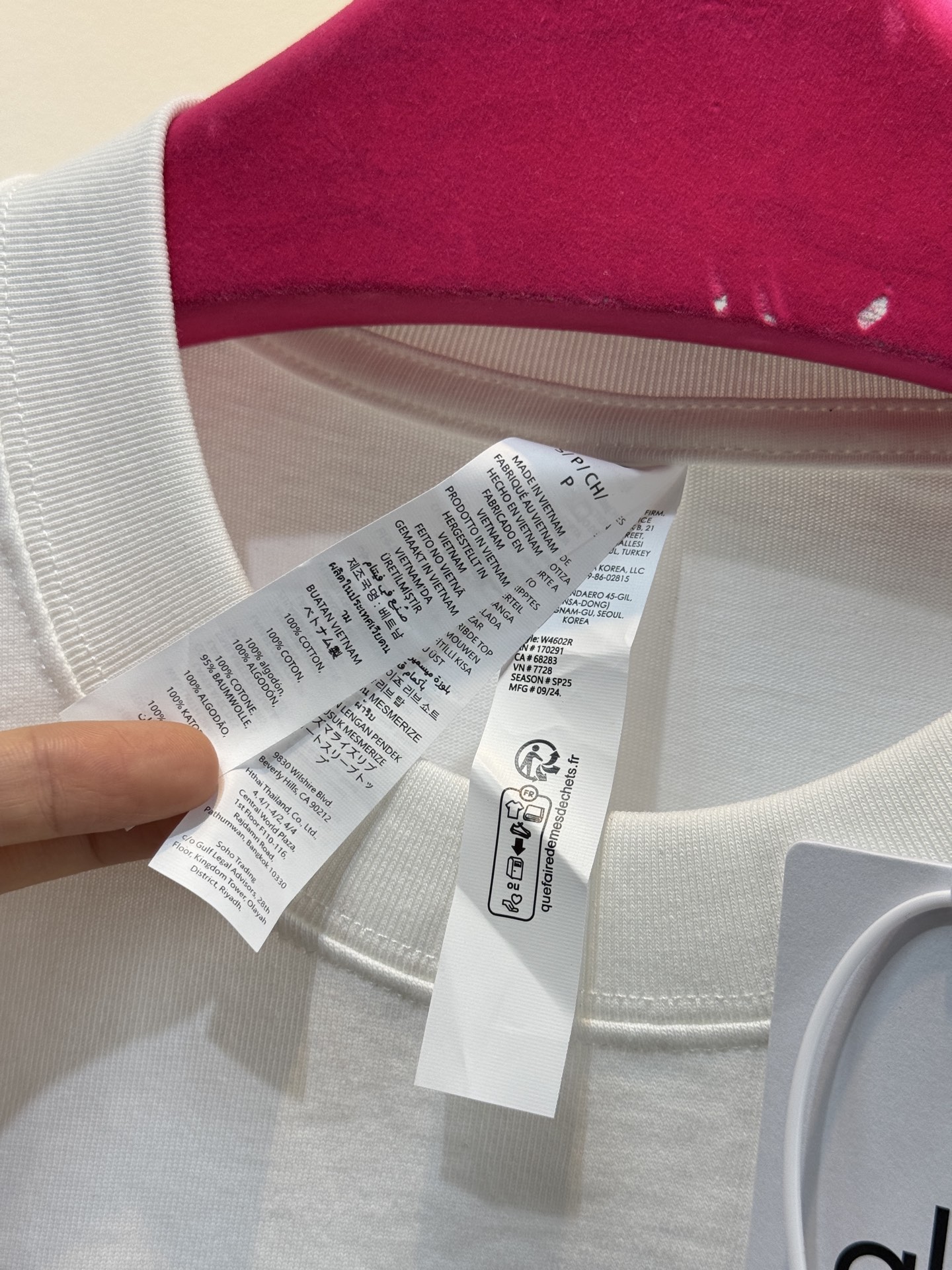 Alo 后背印logo 短袖T恤版型为Oversize宽松款，圆领基础型，适配日常休闲与轻运动场景。正面