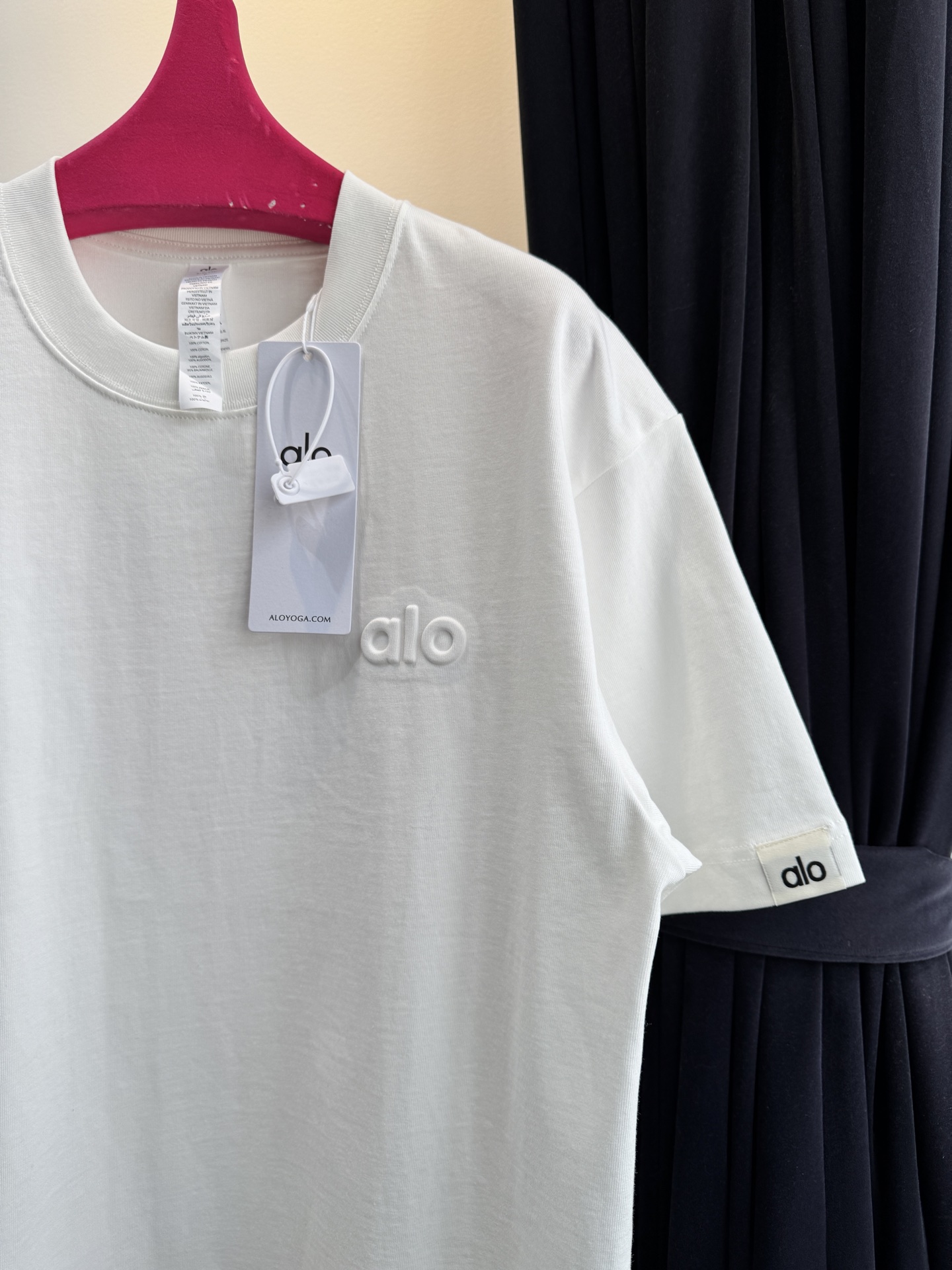 Alo 后背印logo 短袖T恤版型为Oversize宽松款，圆领基础型，适配日常休闲与轻运动场景。正面