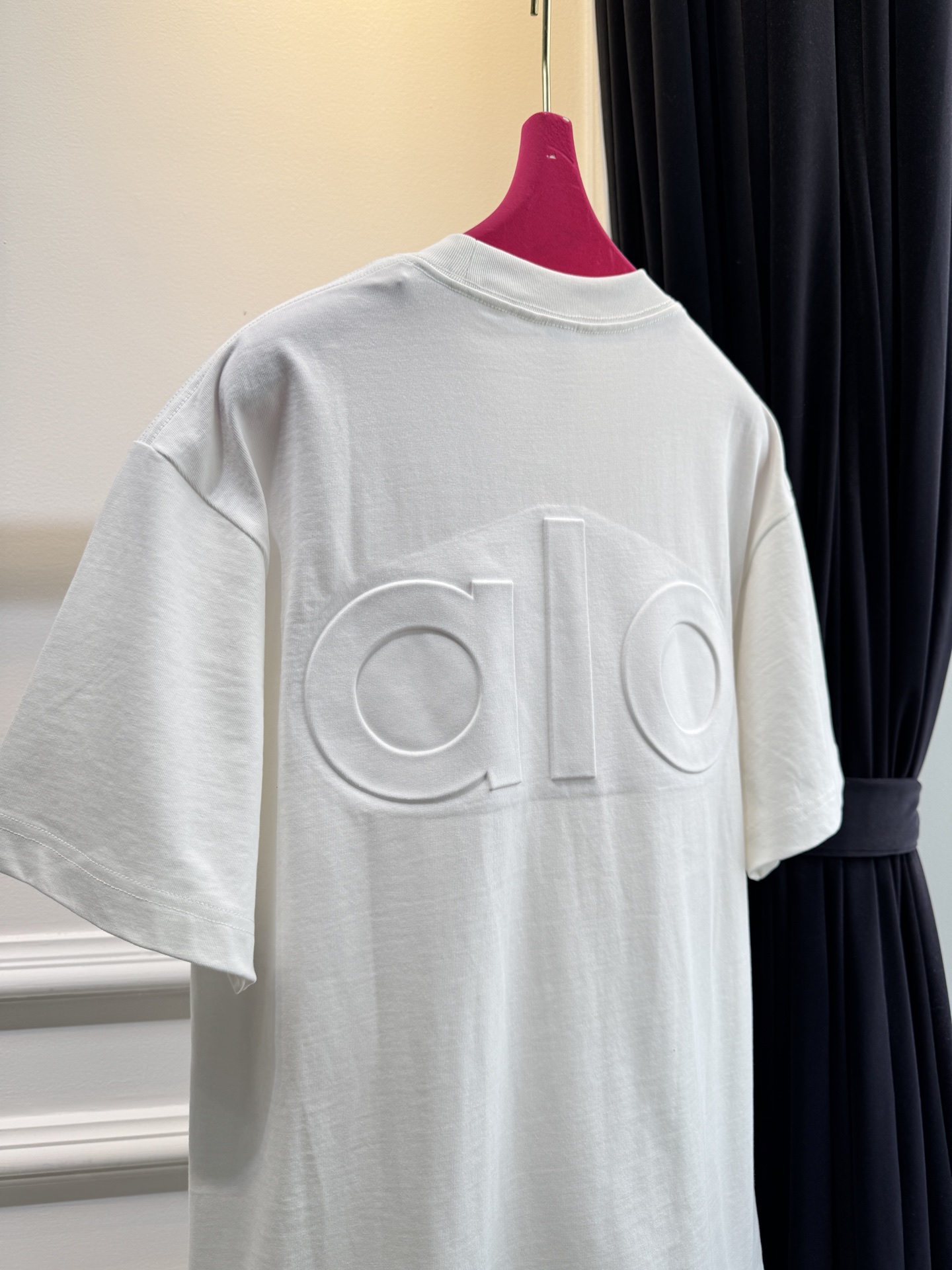 Alo 后背印logo 短袖T恤版型为Oversize宽松款，圆领基础型，适配日常休闲与轻运动场景。正面