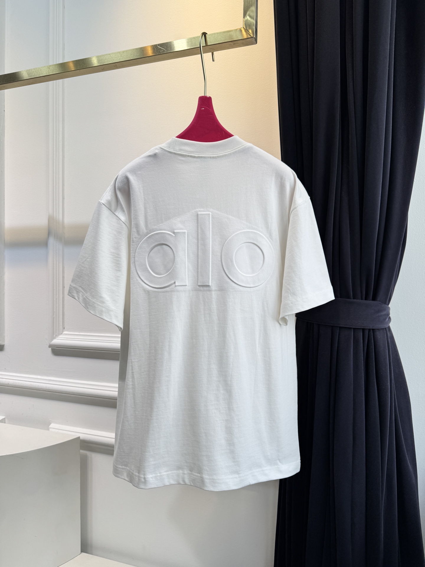 Alo 后背印logo 短袖T恤版型为Oversize宽松款，圆领基础型，适配日常休闲与轻运动场景。正面
