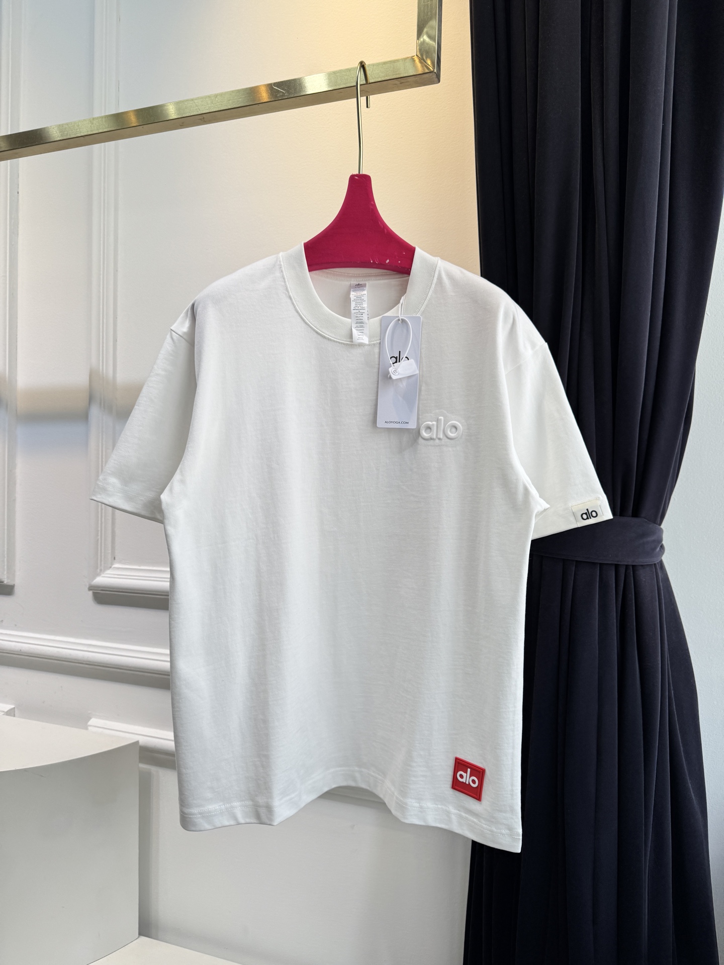 Alo 后背印logo 短袖T恤版型为Oversize宽松款，圆领基础型，适配日常休闲与轻运动场景。正面