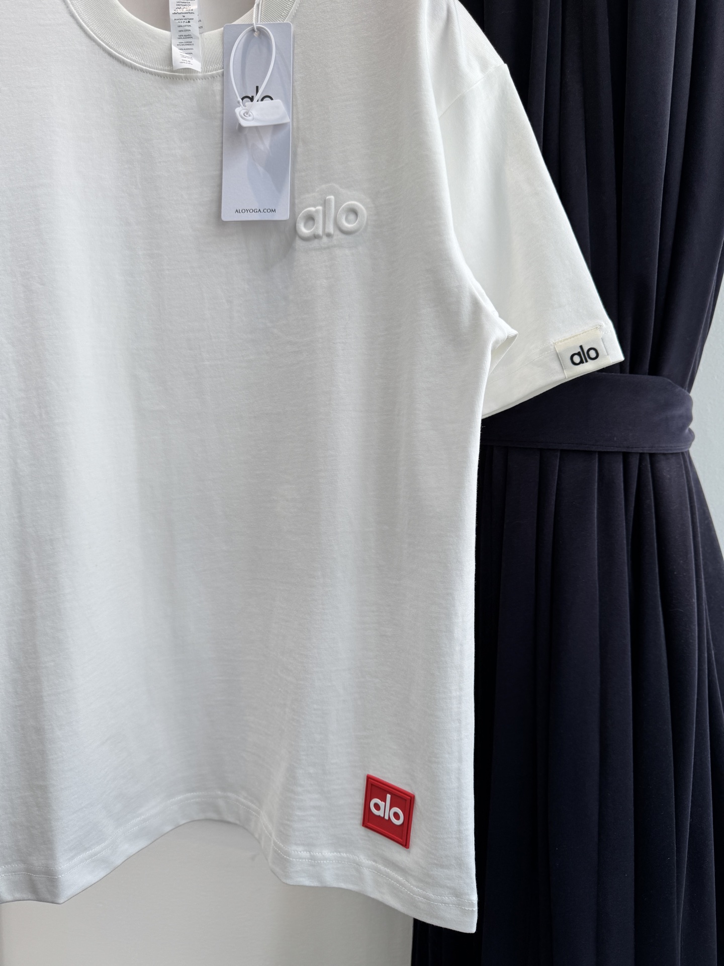 Alo 后背印logo 短袖T恤版型为Oversize宽松款，圆领基础型，适配日常休闲与轻运动场景。正面