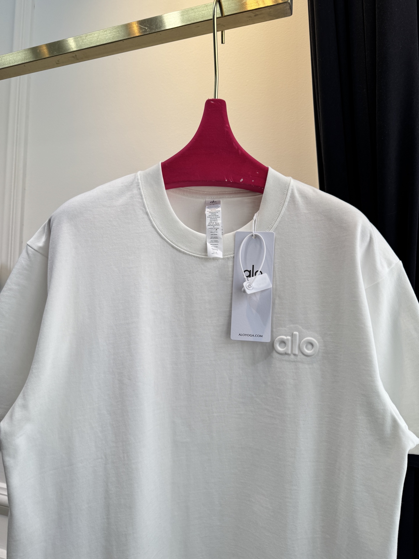 Alo 后背印logo 短袖T恤版型为Oversize宽松款，圆领基础型，适配日常休闲与轻运动场景。正面