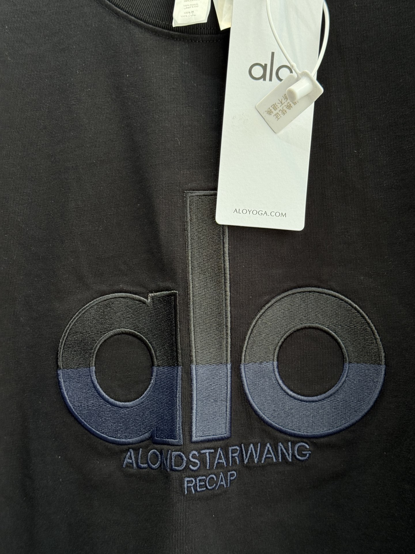 Alo 拼色刺绣短袖T恤版型为Oversize宽松款，圆领基础型，适配休闲与轻运动场景，衣长偏长更具街头