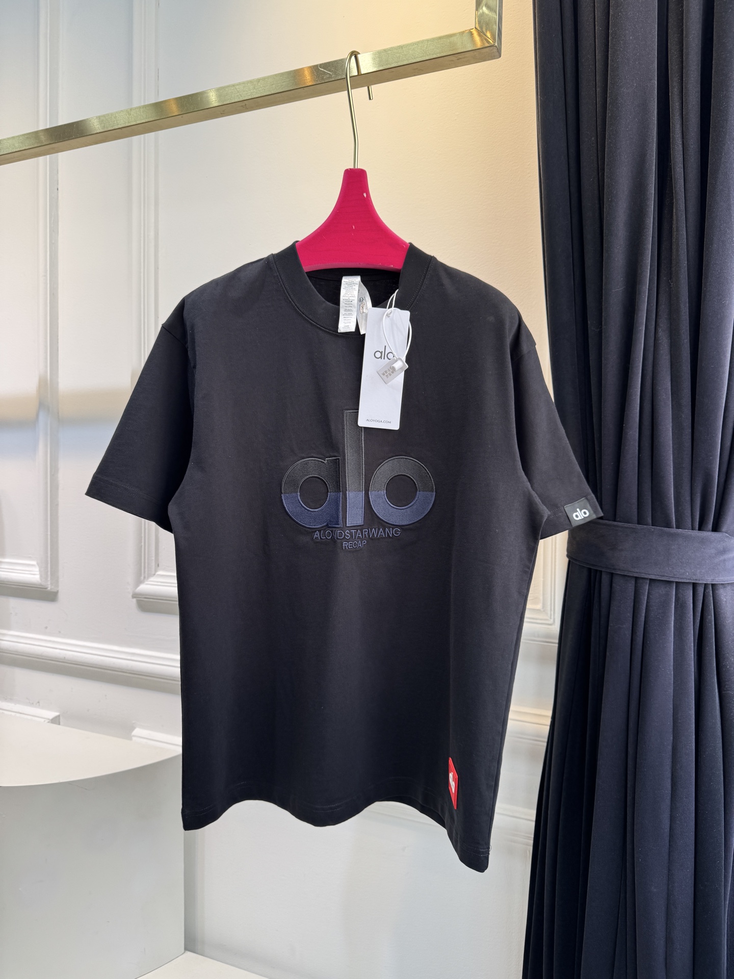 Alo 拼色刺绣短袖T恤版型为Oversize宽松款，圆领基础型，适配休闲与轻运动场景，衣长偏长更具街头