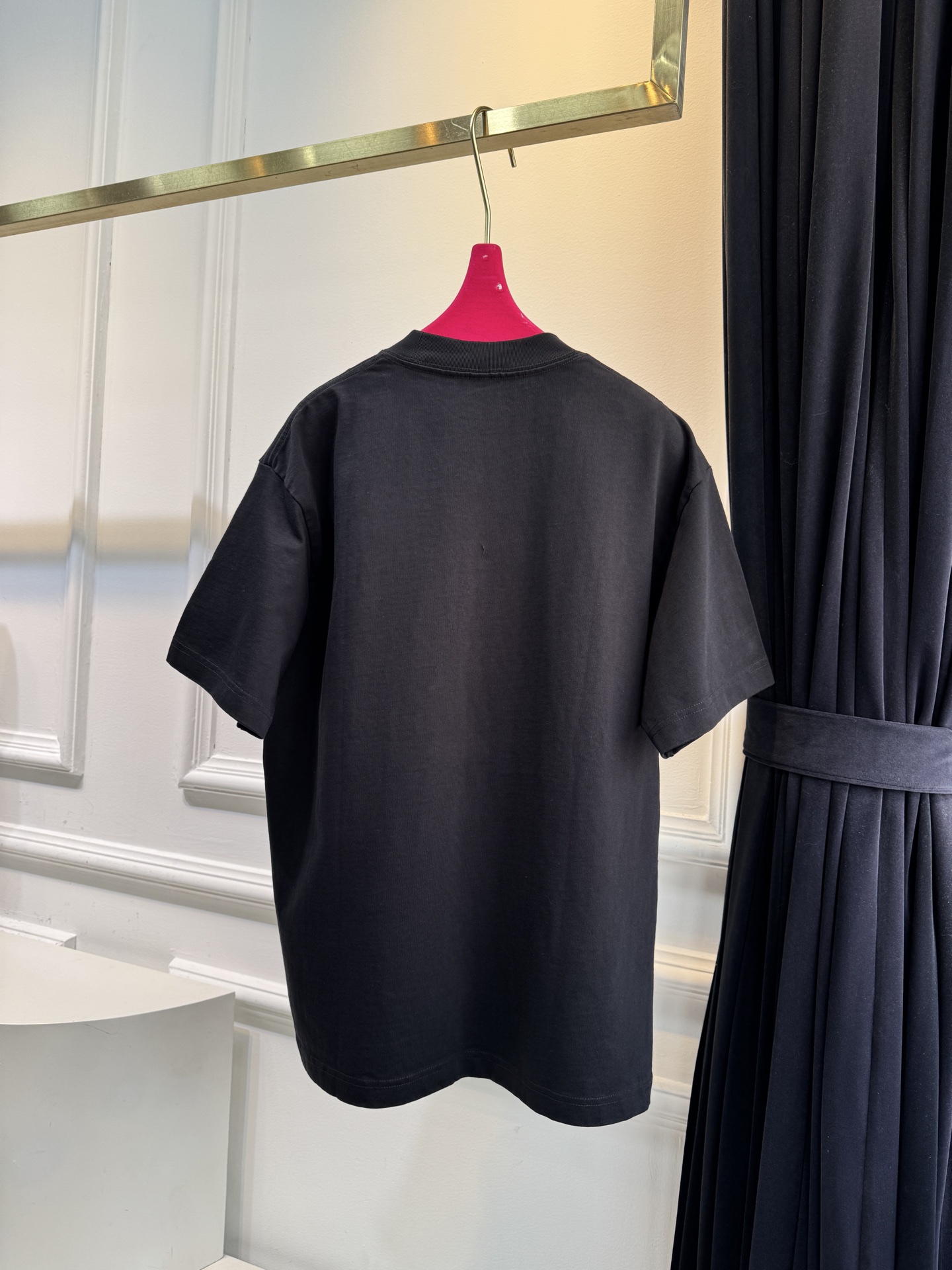 Alo 拼色刺绣短袖T恤版型为Oversize宽松款，圆领基础型，适配休闲与轻运动场景，衣长偏长更具街头