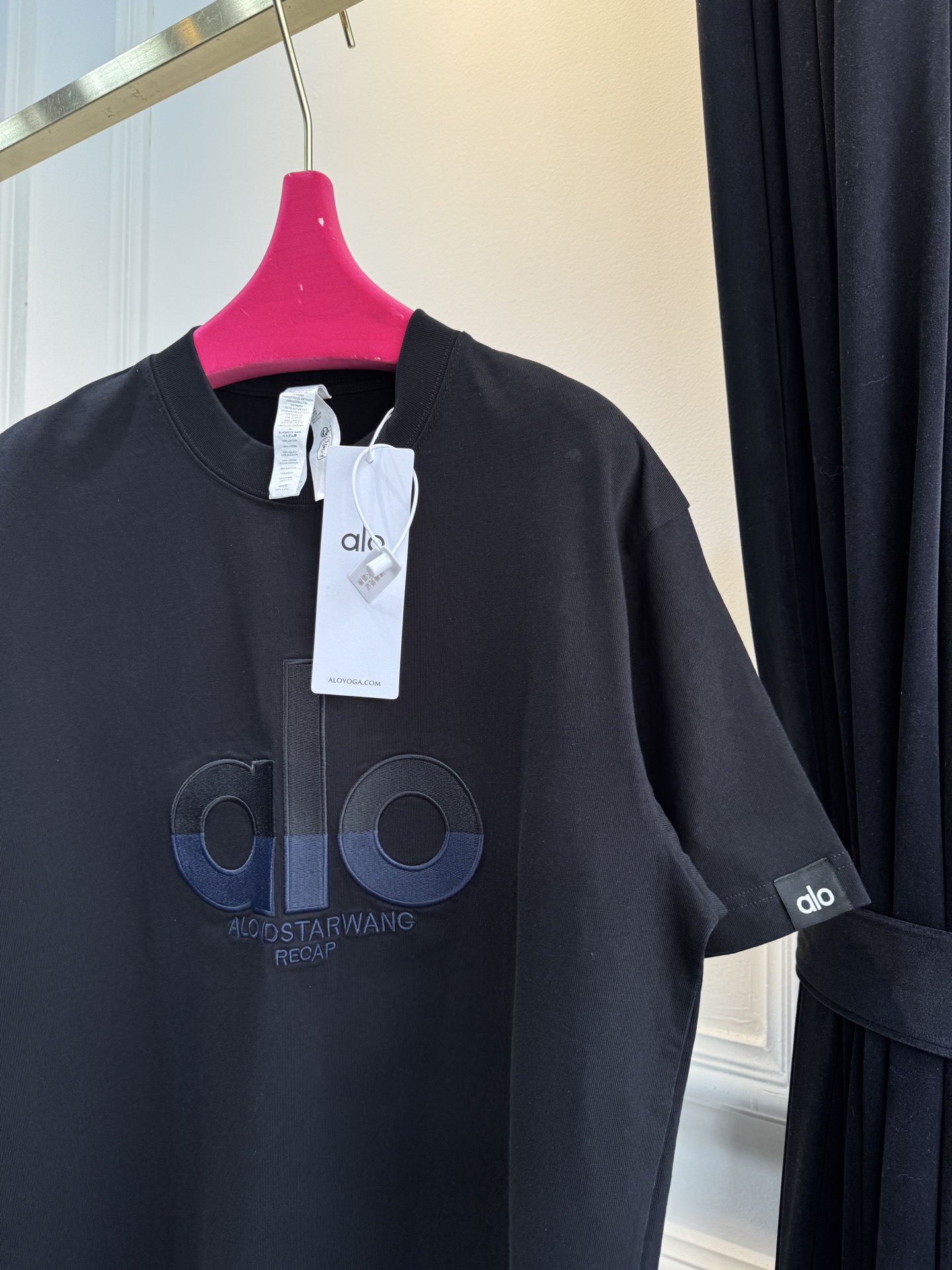 Alo 拼色刺绣短袖T恤版型为Oversize宽松款，圆领基础型，适配休闲与轻运动场景，衣长偏长更具街头