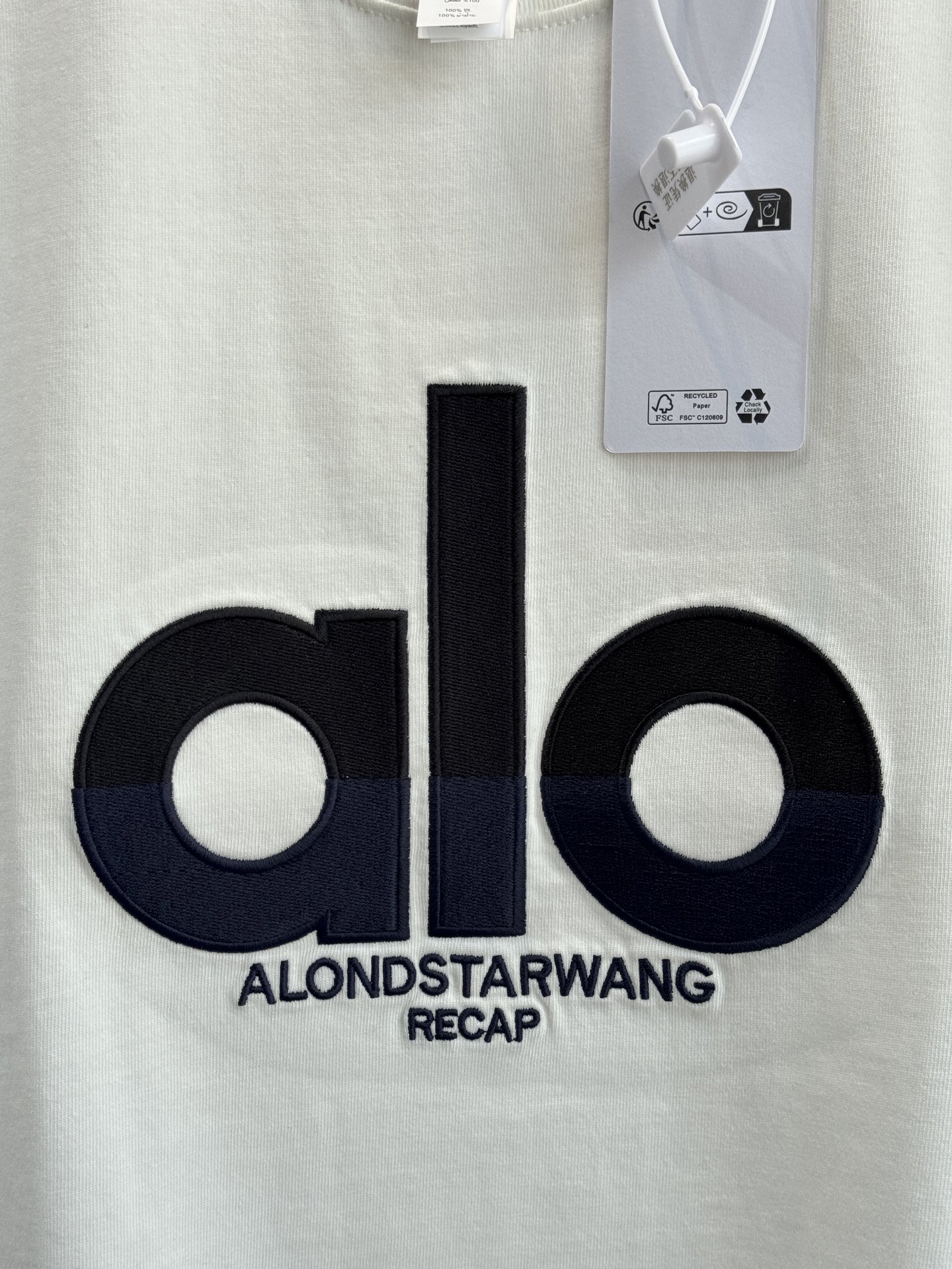 Alo 拼色刺绣短袖T恤版型为Oversize宽松款，圆领基础型，适配休闲与轻运动场景，衣长偏长更具街头