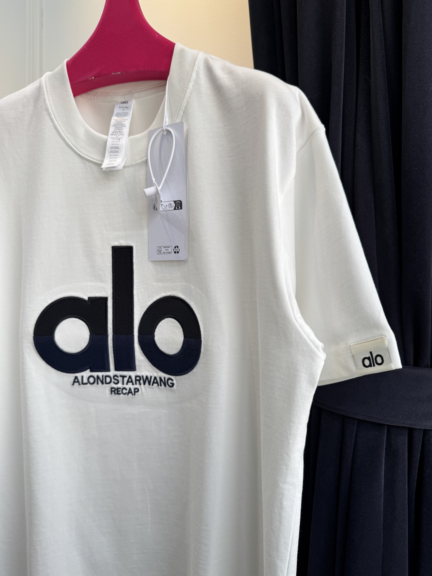 Alo 拼色刺绣短袖T恤版型为Oversize宽松款，圆领基础型，适配休闲与轻运动场景，衣长偏长更具街头