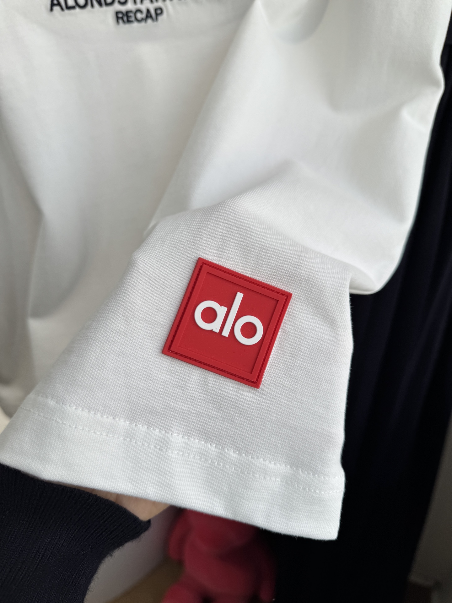 Alo 拼色刺绣短袖T恤版型为Oversize宽松款，圆领基础型，适配休闲与轻运动场景，衣长偏长更具街头