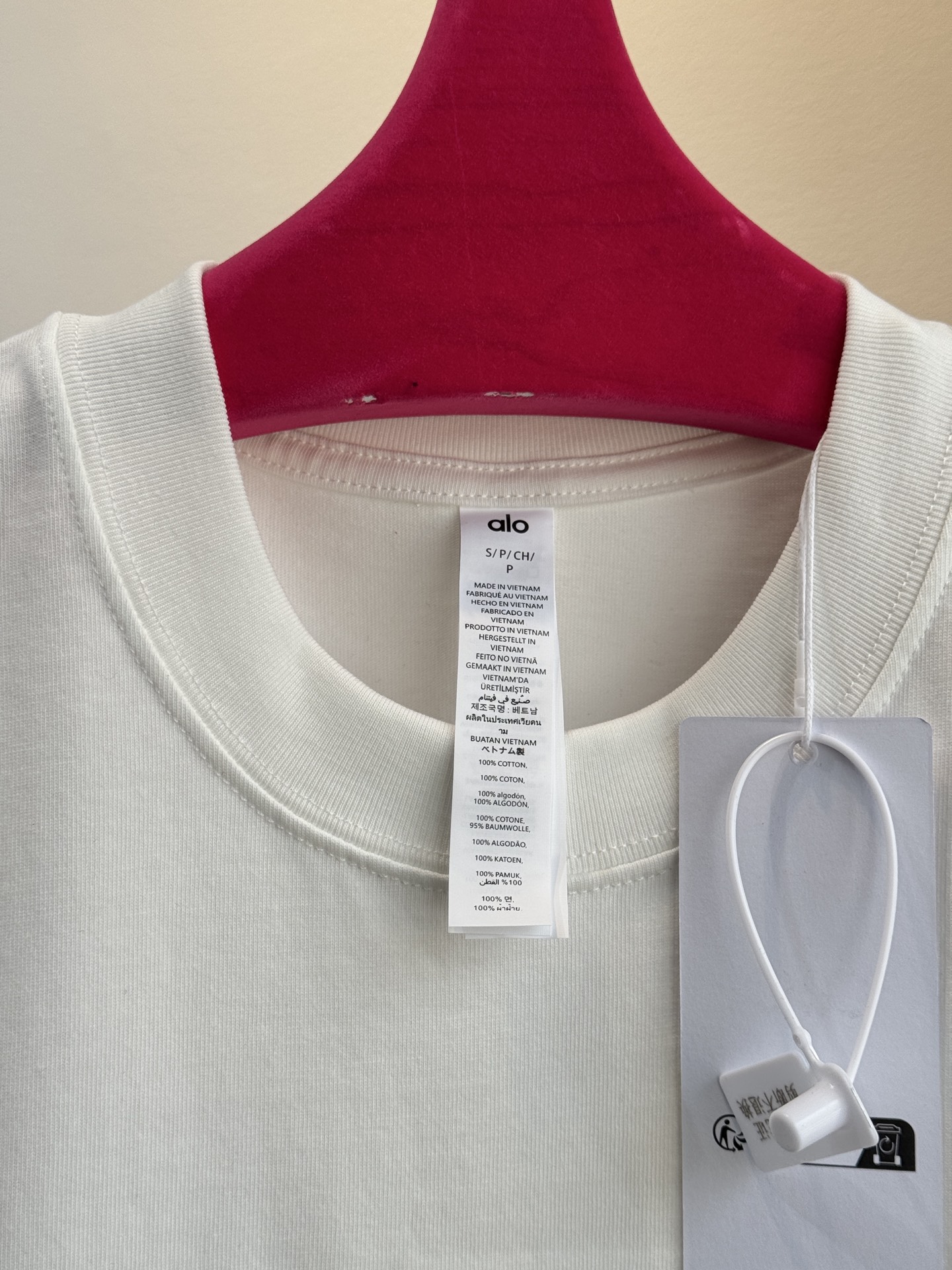 Alo 拼色刺绣短袖T恤版型为Oversize宽松款，圆领基础型，适配休闲与轻运动场景，衣长偏长更具街头