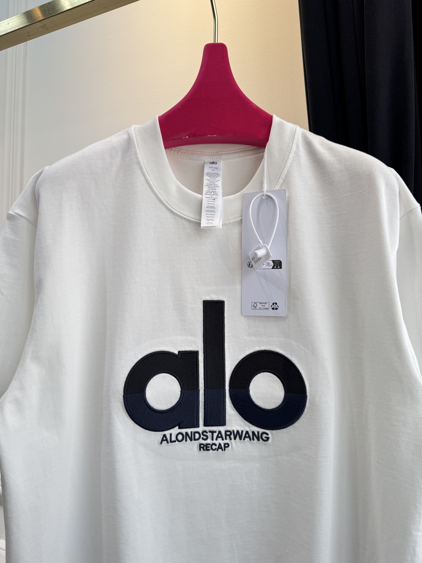 Alo 拼色刺绣短袖T恤版型为Oversize宽松款，圆领基础型，适配休闲与轻运动场景，衣长偏长更具街头