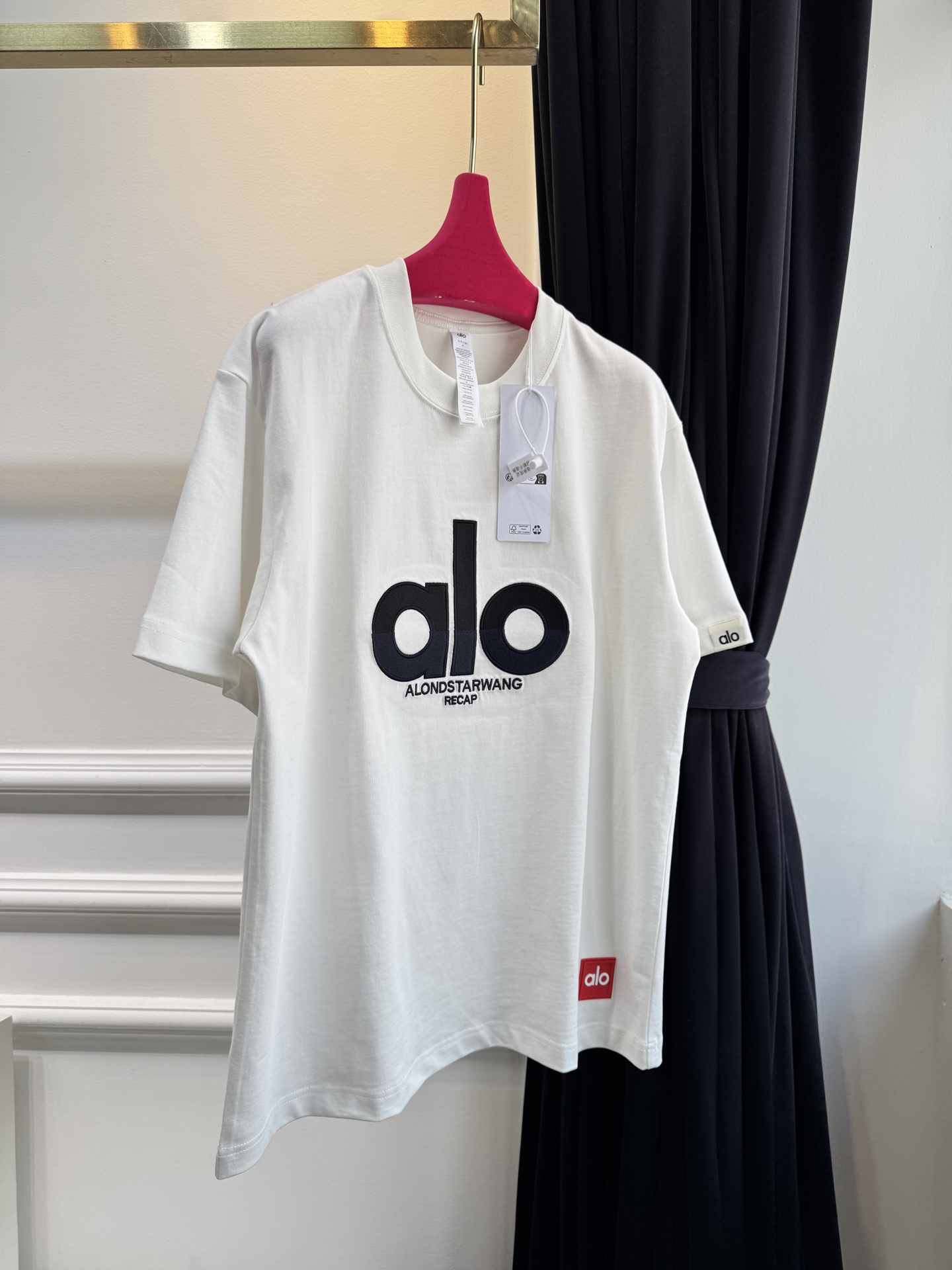 Alo 拼色刺绣短袖T恤版型为Oversize宽松款，圆领基础型，适配休闲与轻运动场景，衣长偏长更具街头