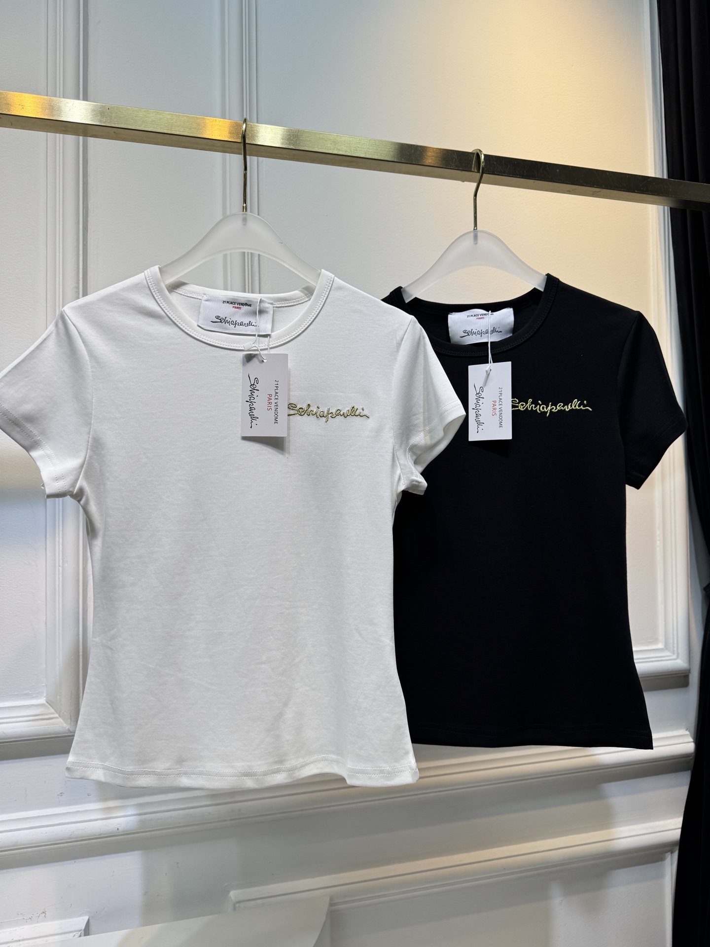 Schiaparelli（夏帕瑞丽）金丝刺绣短袖T恤版型为修身短款的基础圆领型，贴合身形的剪裁凸显线条感