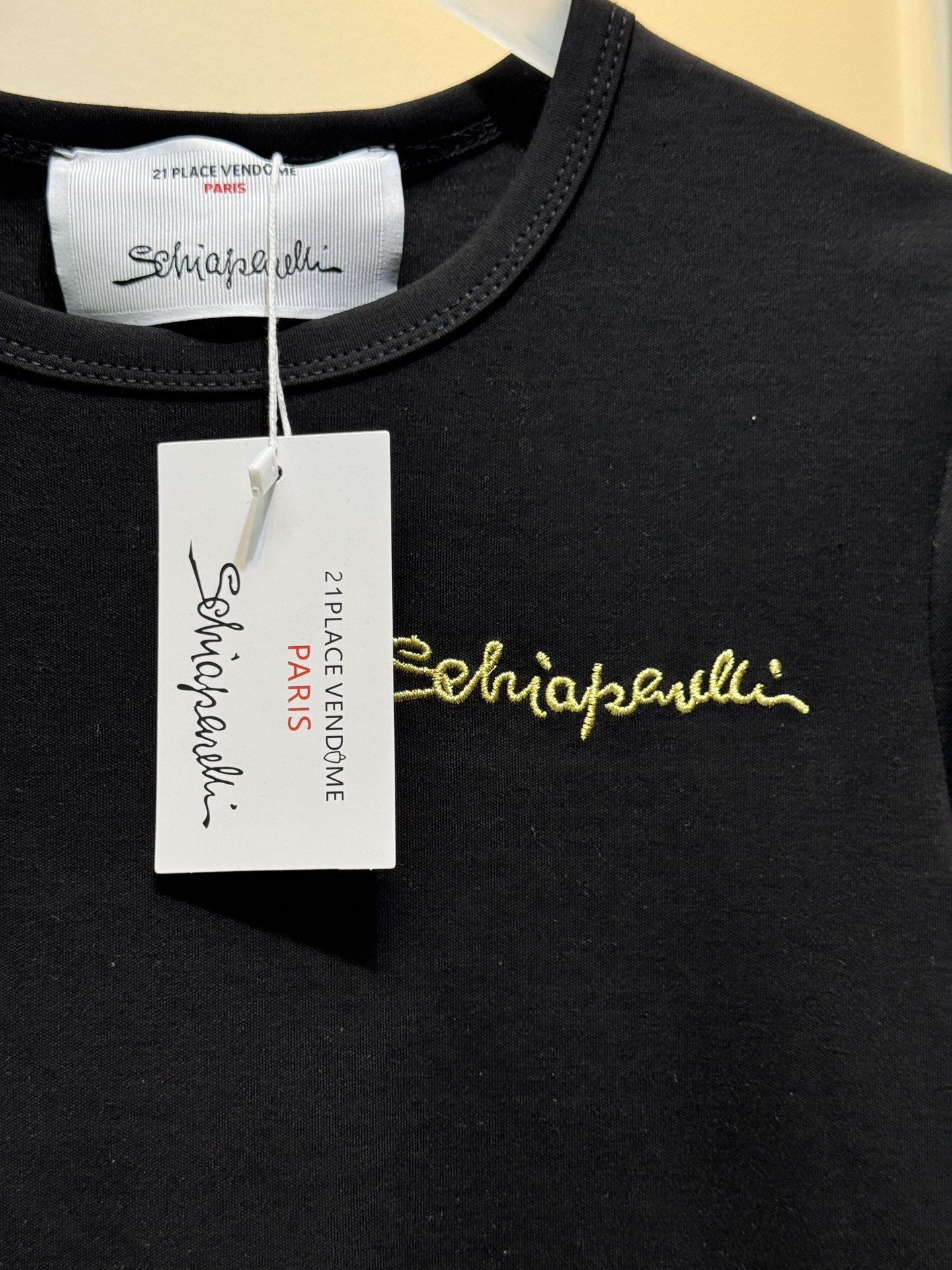 Schiaparelli（夏帕瑞丽）金丝刺绣短袖T恤版型为修身短款的基础圆领型，贴合身形的剪裁凸显线条感