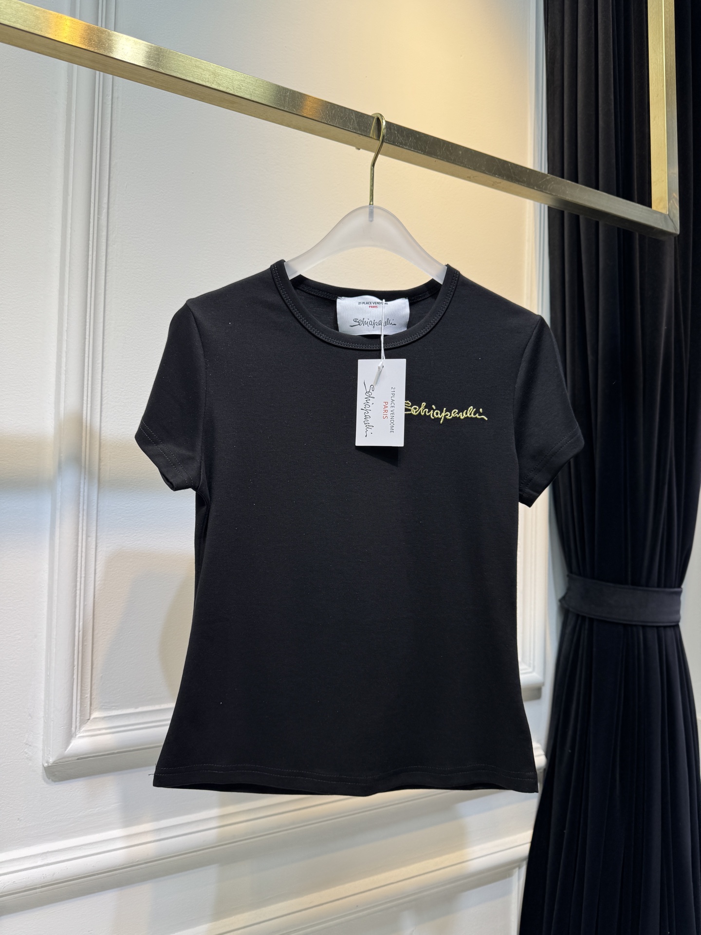Schiaparelli（夏帕瑞丽）金丝刺绣短袖T恤版型为修身短款的基础圆领型，贴合身形的剪裁凸显线条感
