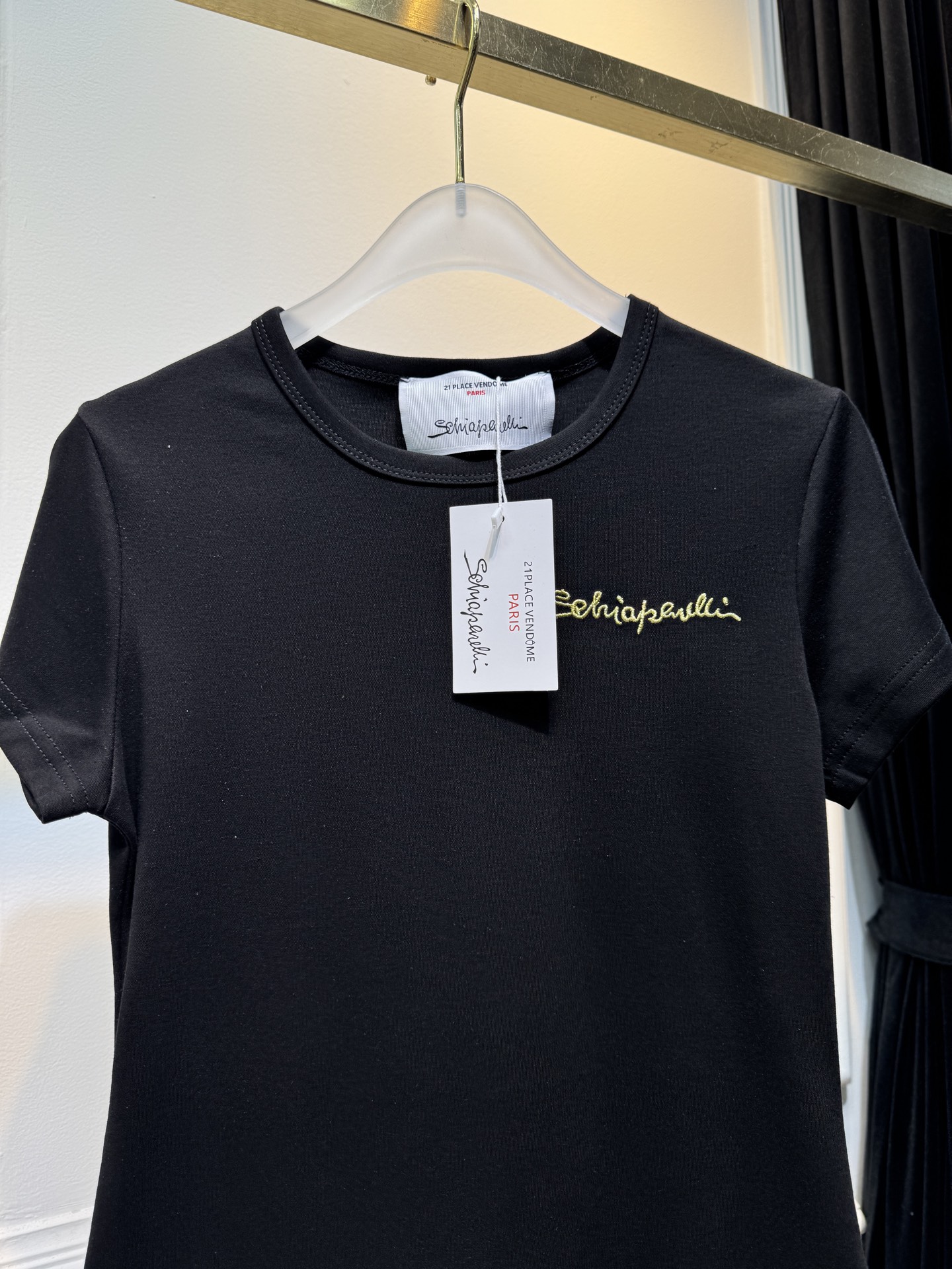 Schiaparelli（夏帕瑞丽）金丝刺绣短袖T恤版型为修身短款的基础圆领型，贴合身形的剪裁凸显线条感
