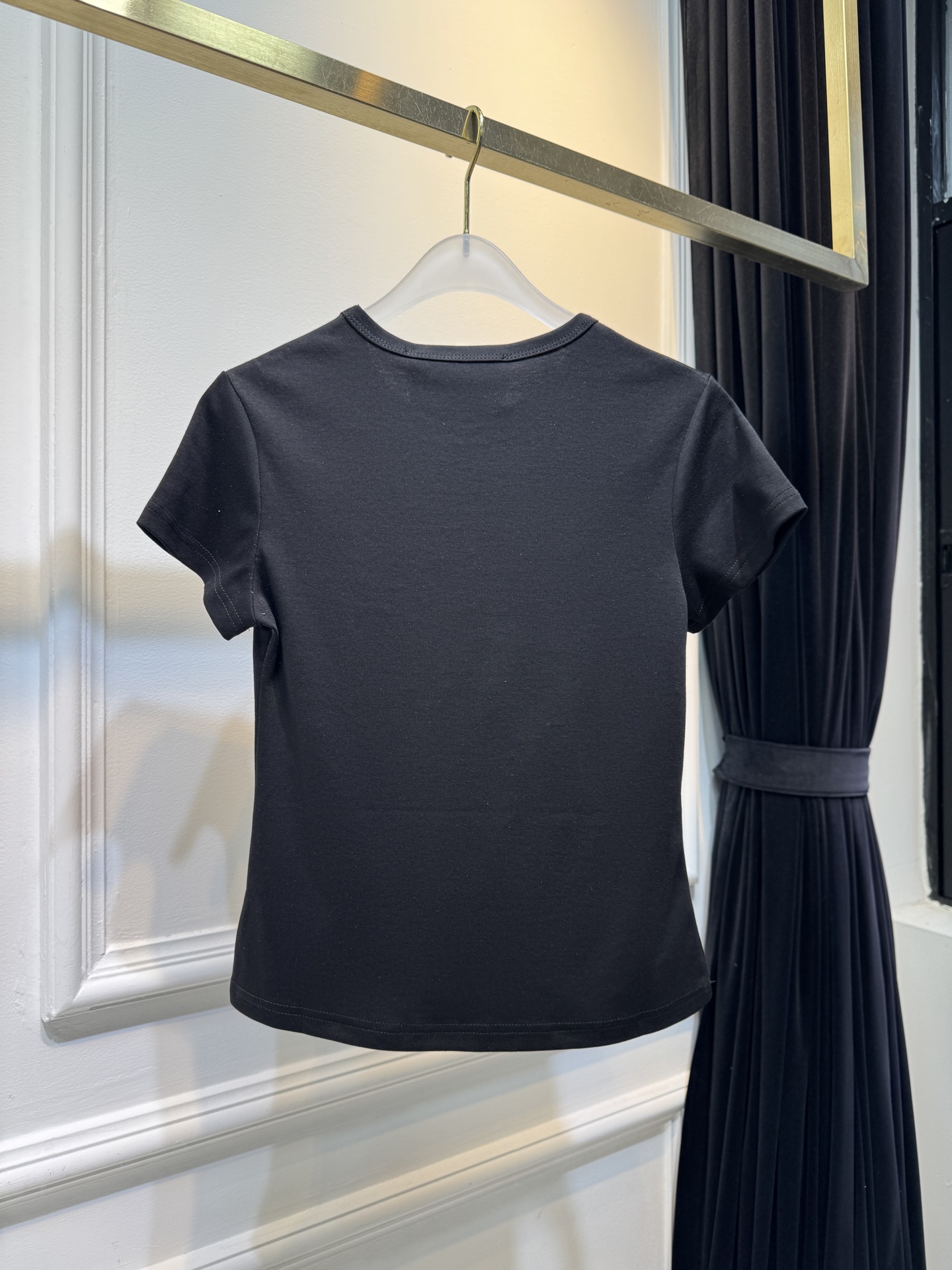 Schiaparelli（夏帕瑞丽）金丝刺绣短袖T恤版型为修身短款的基础圆领型，贴合身形的剪裁凸显线条感