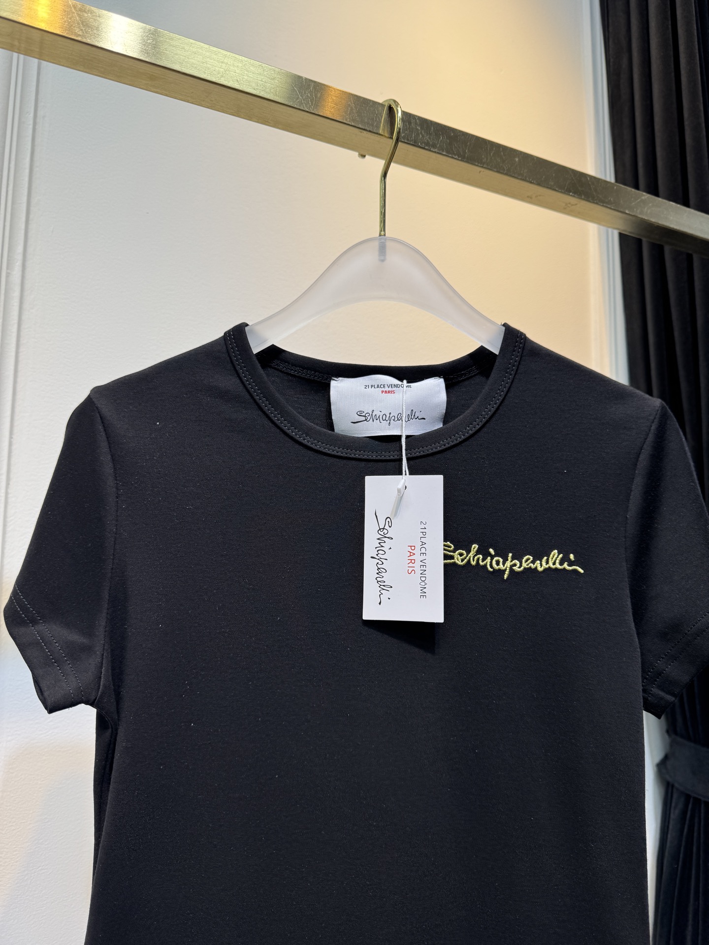 Schiaparelli（夏帕瑞丽）金丝刺绣短袖T恤版型为修身短款的基础圆领型，贴合身形的剪裁凸显线条感