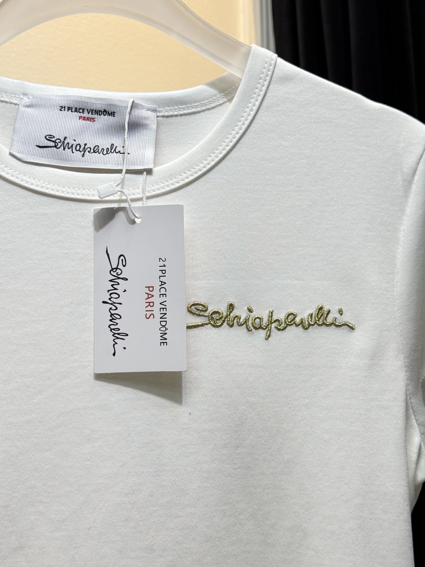Schiaparelli（夏帕瑞丽）金丝刺绣短袖T恤版型为修身短款的基础圆领型，贴合身形的剪裁凸显线条感