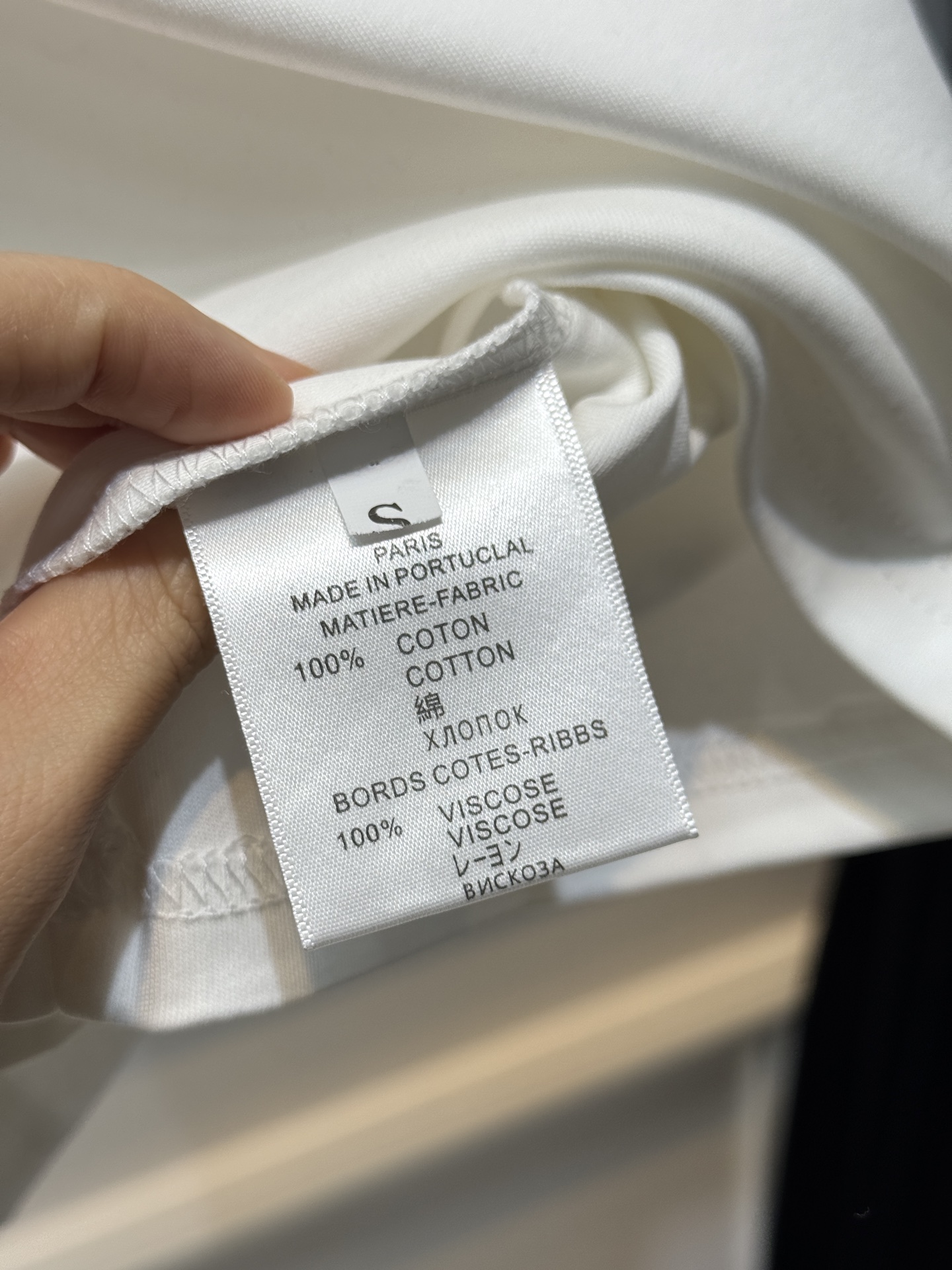 Schiaparelli（夏帕瑞丽）金丝刺绣短袖T恤版型为修身短款的基础圆领型，贴合身形的剪裁凸显线条感