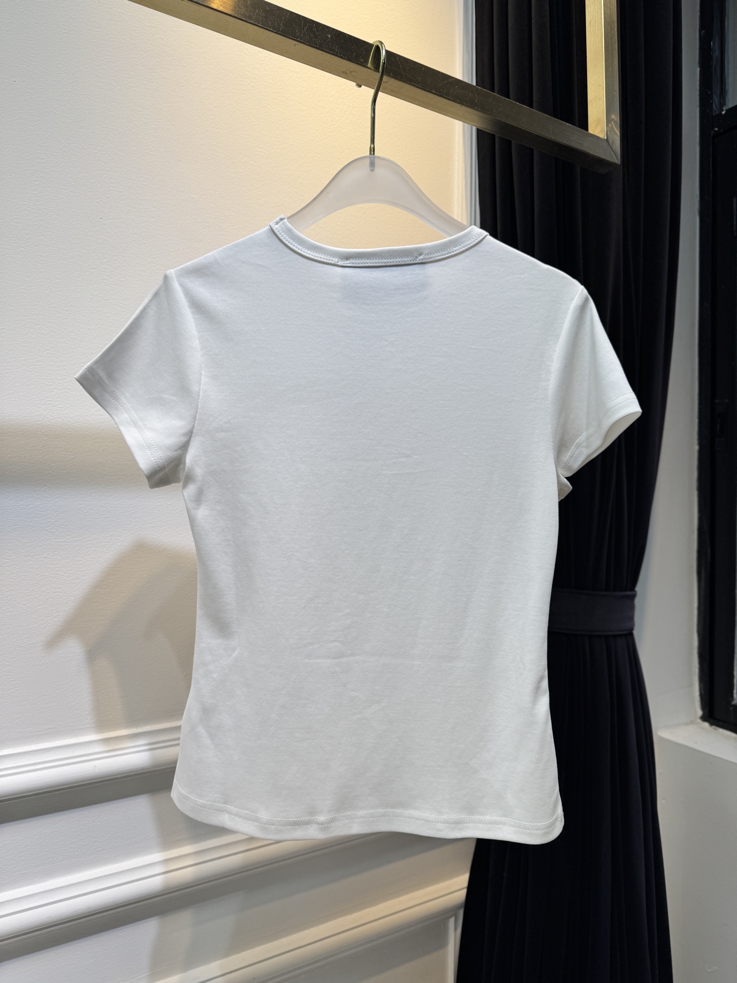 Schiaparelli（夏帕瑞丽）金丝刺绣短袖T恤版型为修身短款的基础圆领型，贴合身形的剪裁凸显线条感