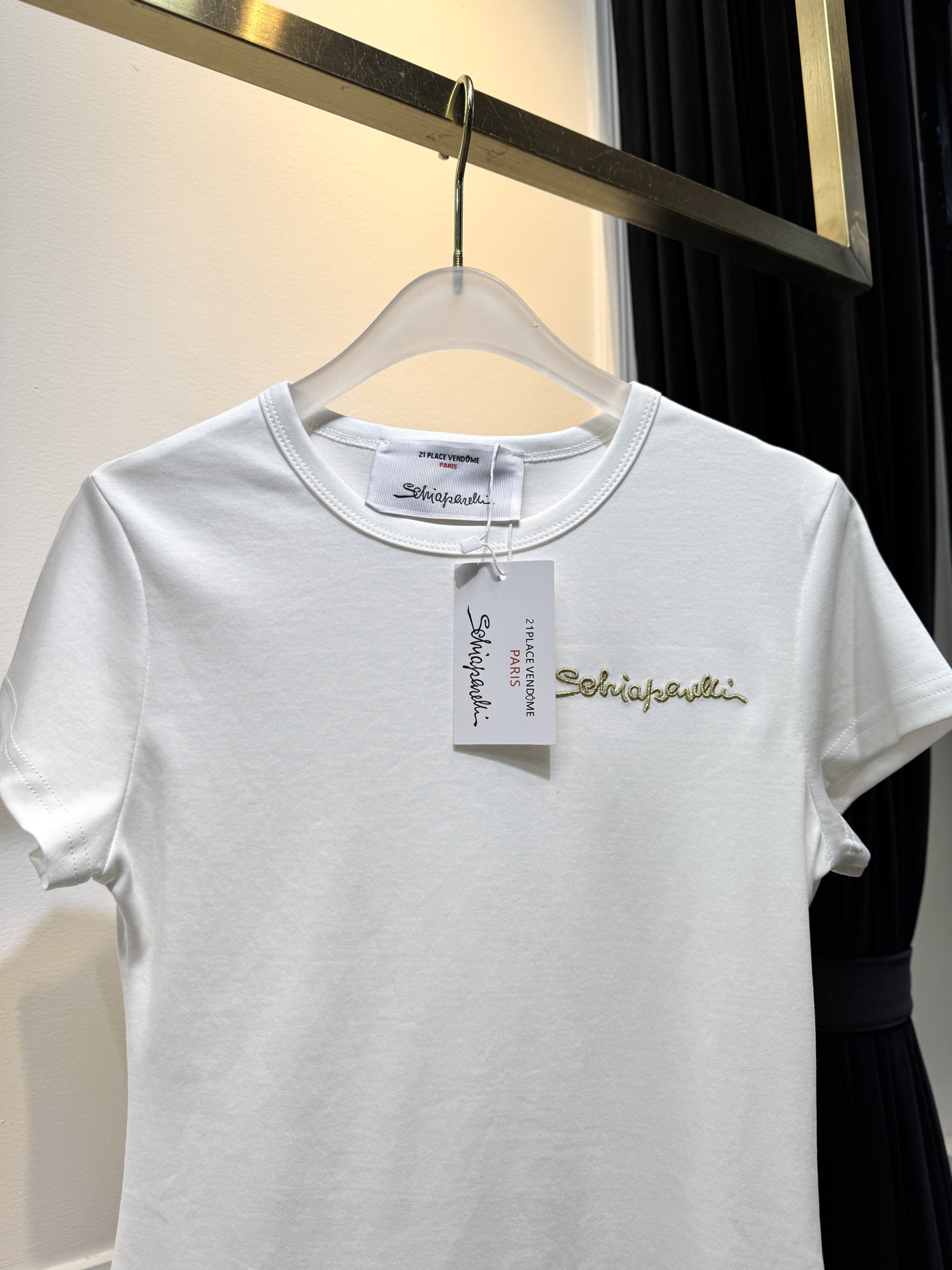 Schiaparelli（夏帕瑞丽）金丝刺绣短袖T恤版型为修身短款的基础圆领型，贴合身形的剪裁凸显线条感