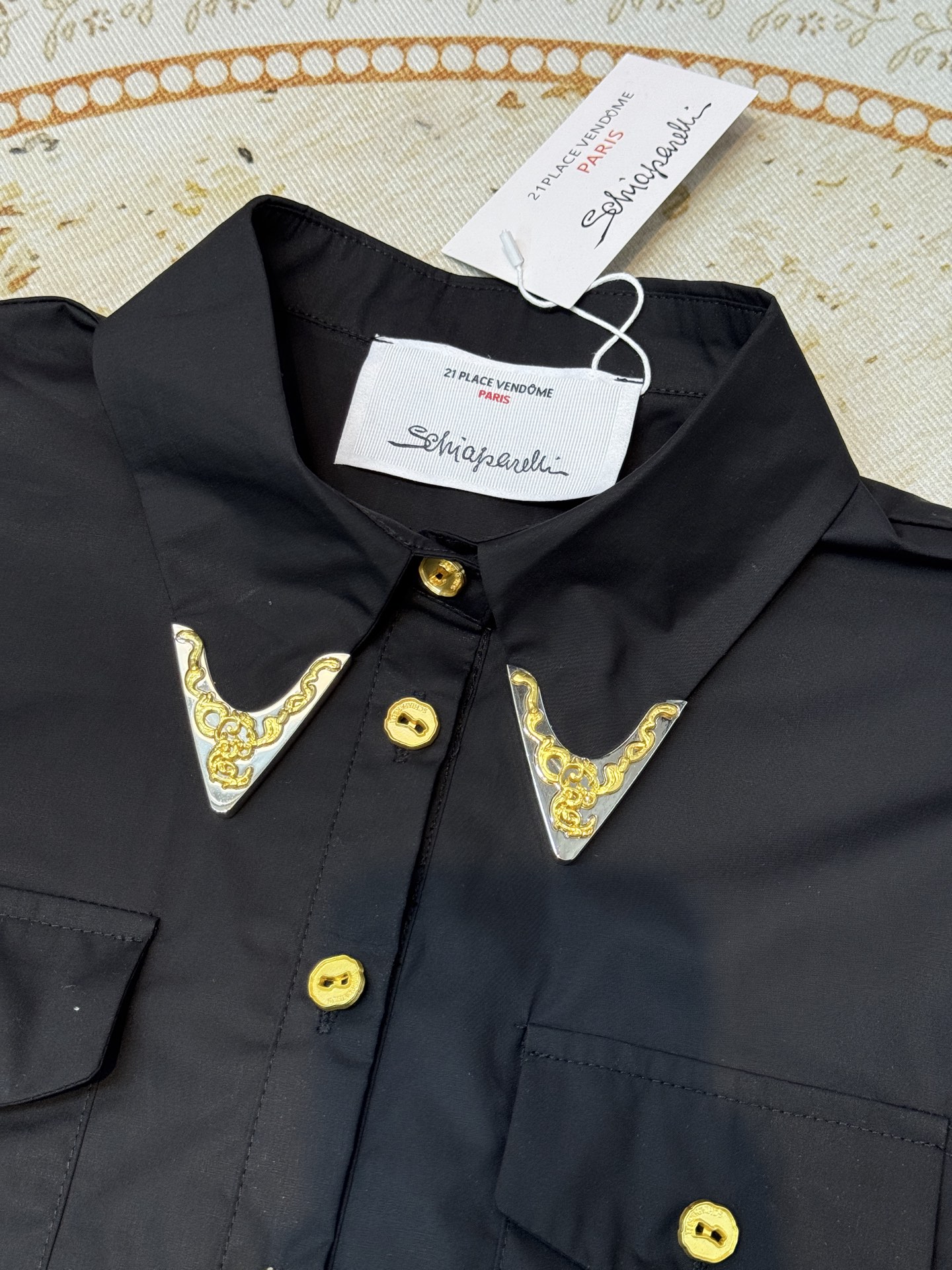 Schiaparelli（夏帕瑞丽）衬衫经典翻领衬衫，落肩剪裁搭配弧形下摆，兼具休闲感与造型性，适配多种