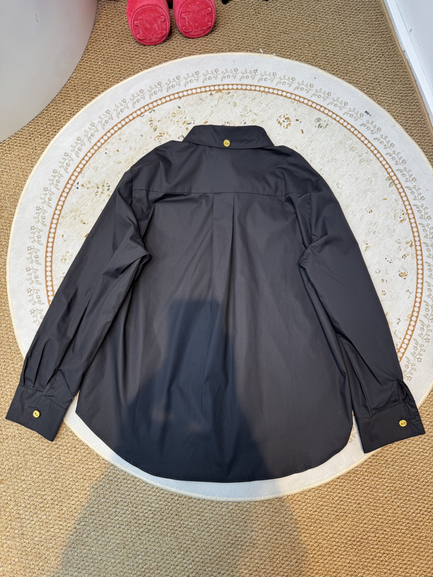 Schiaparelli（夏帕瑞丽）衬衫经典翻领衬衫，落肩剪裁搭配弧形下摆，兼具休闲感与造型性，适配多种