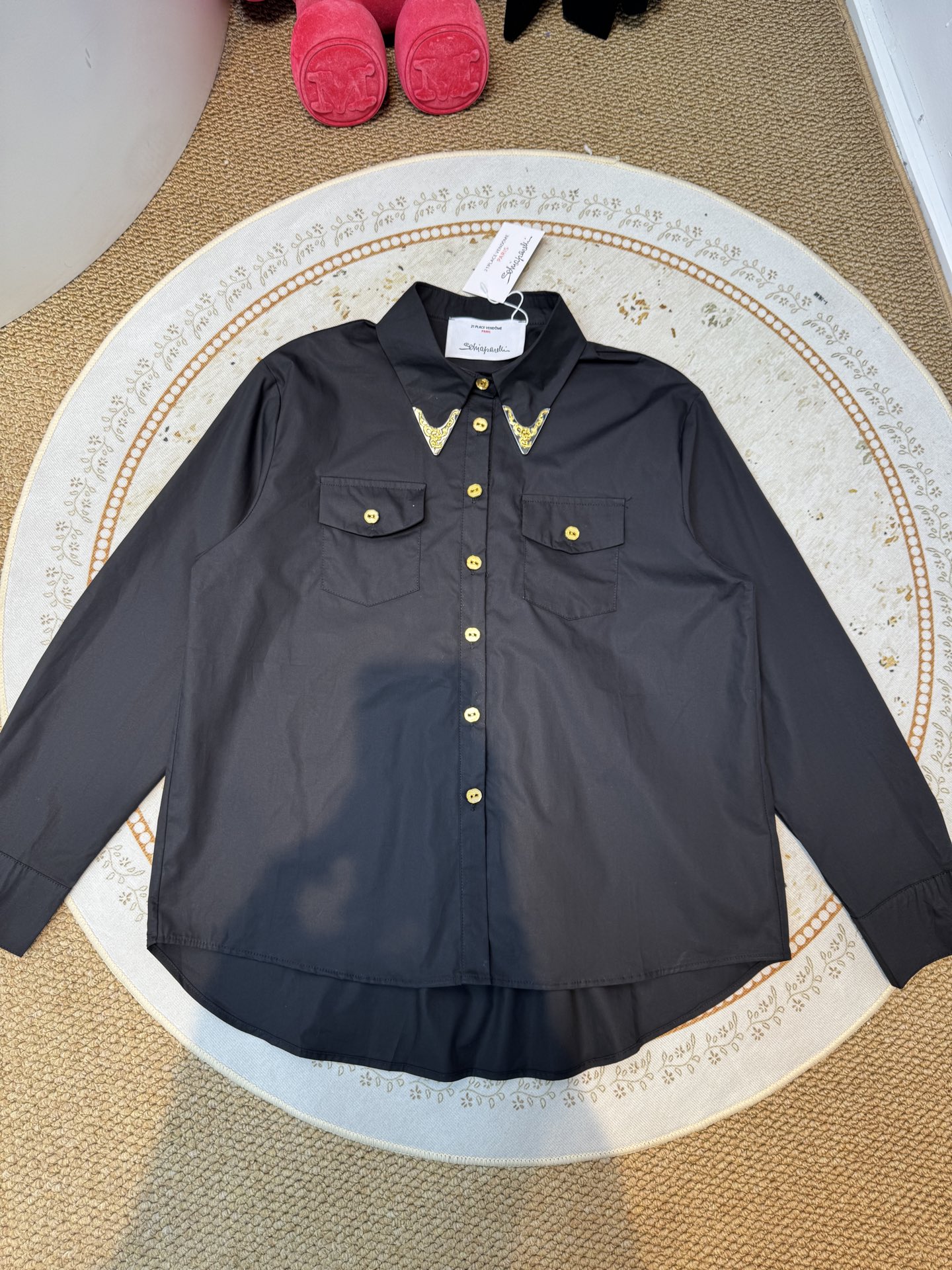 Schiaparelli（夏帕瑞丽）衬衫经典翻领衬衫，落肩剪裁搭配弧形下摆，兼具休闲感与造型性，适配多种