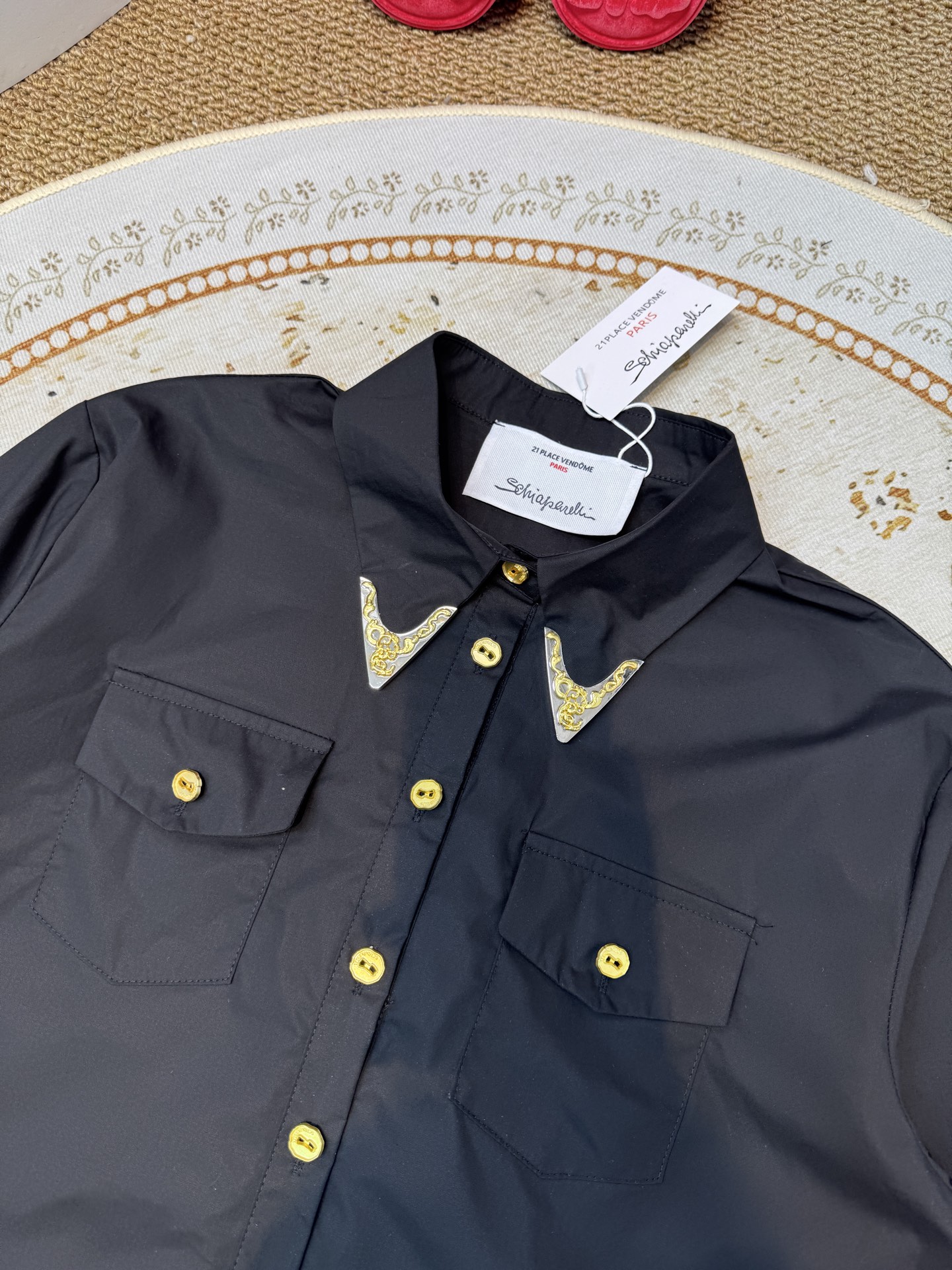 Schiaparelli（夏帕瑞丽）衬衫经典翻领衬衫，落肩剪裁搭配弧形下摆，兼具休闲感与造型性，适配多种