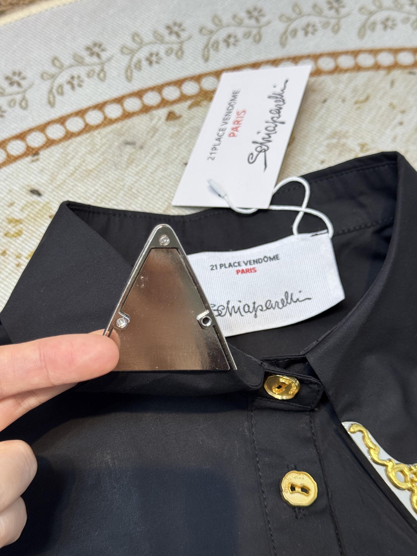 Schiaparelli（夏帕瑞丽）衬衫经典翻领衬衫，落肩剪裁搭配弧形下摆，兼具休闲感与造型性，适配多种