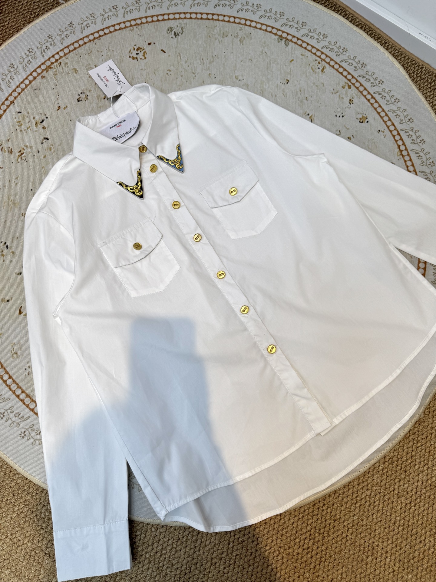 Schiaparelli（夏帕瑞丽）衬衫经典翻领衬衫，落肩剪裁搭配弧形下摆，兼具休闲感与造型性，适配多种