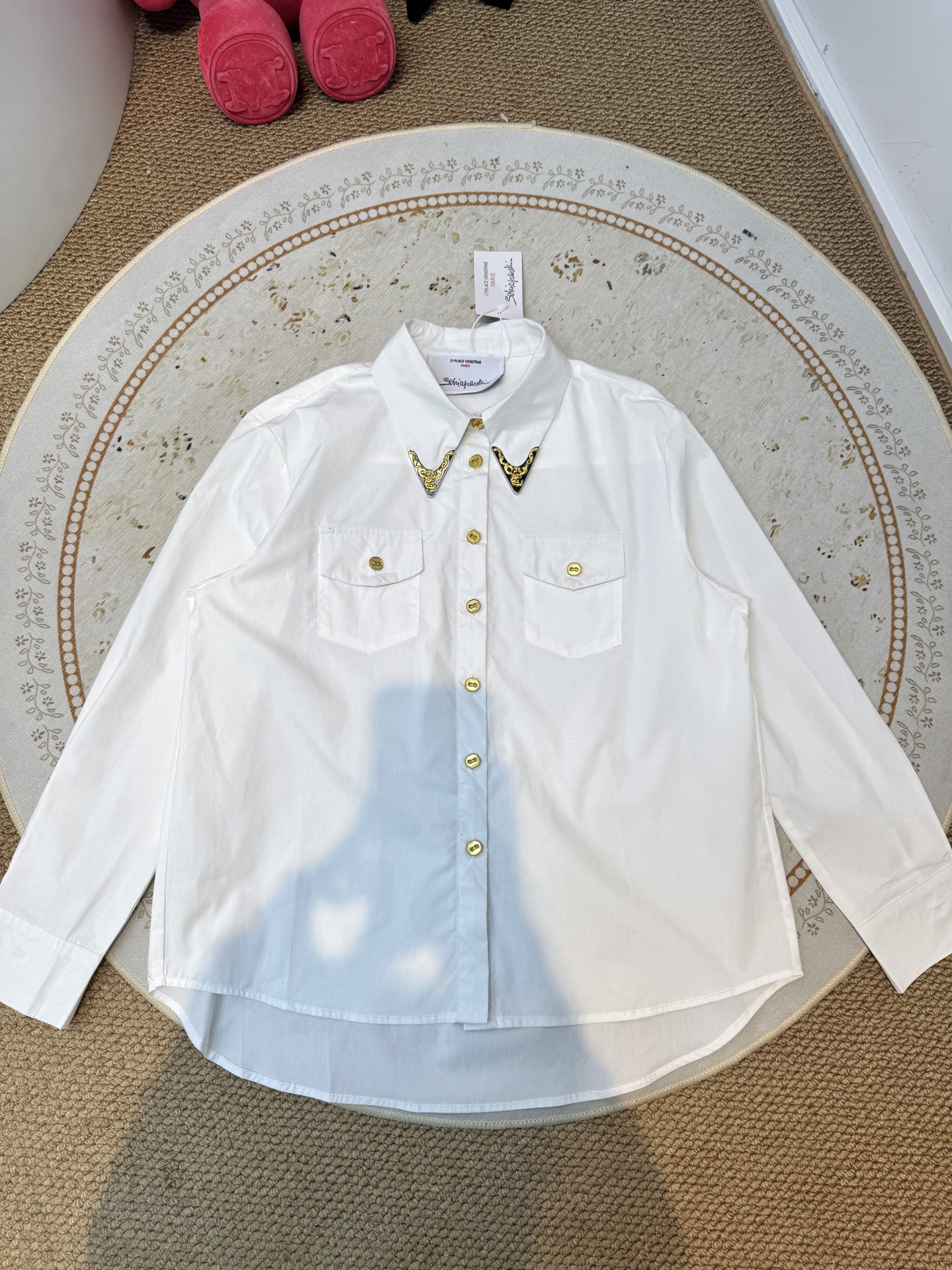 Schiaparelli（夏帕瑞丽）衬衫经典翻领衬衫，落肩剪裁搭配弧形下摆，兼具休闲感与造型性，适配多种