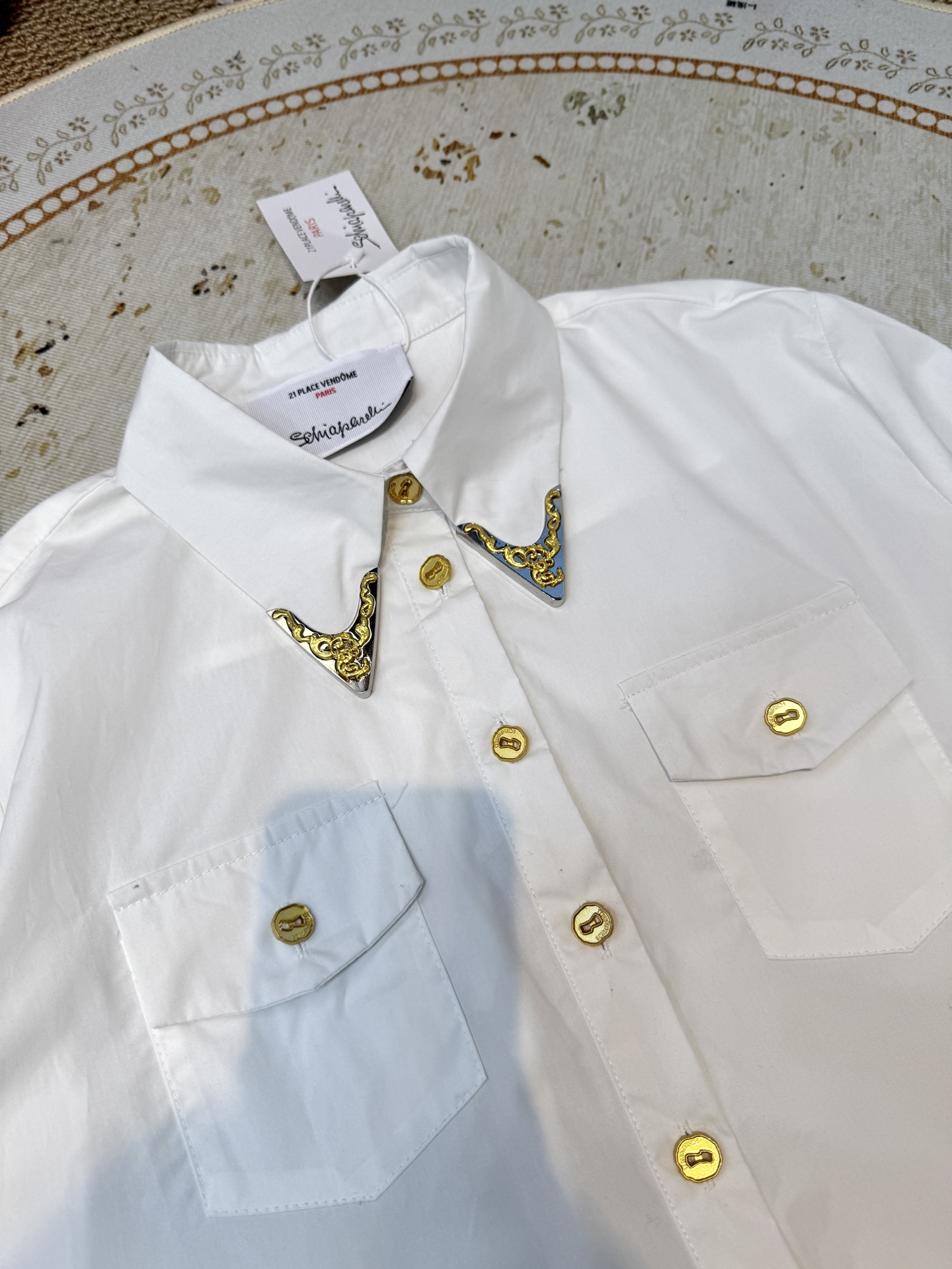 Schiaparelli（夏帕瑞丽）衬衫经典翻领衬衫，落肩剪裁搭配弧形下摆，兼具休闲感与造型性，适配多种